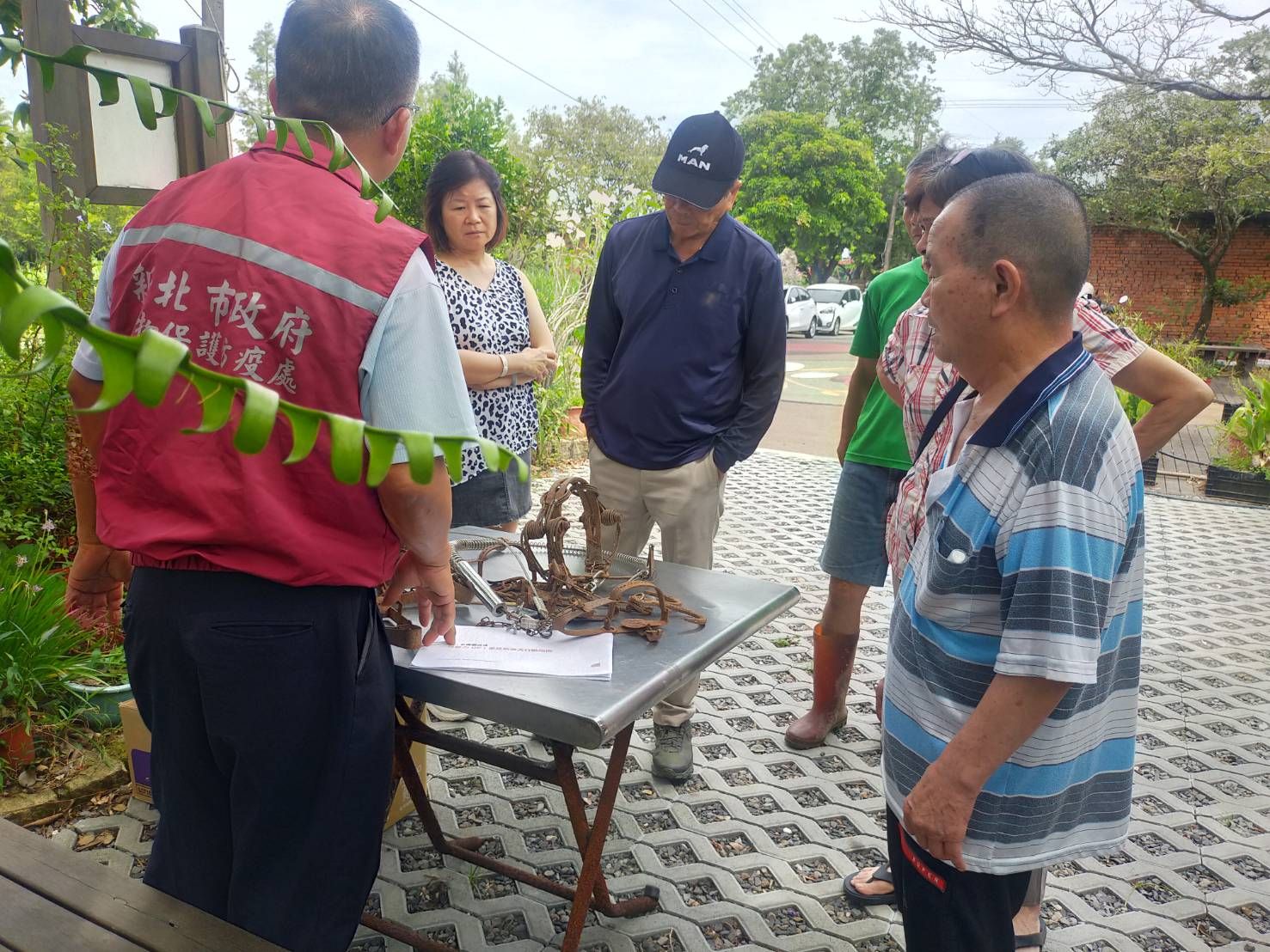 社區居民聆聽獸醫師簡報介紹捕獸鋏危害