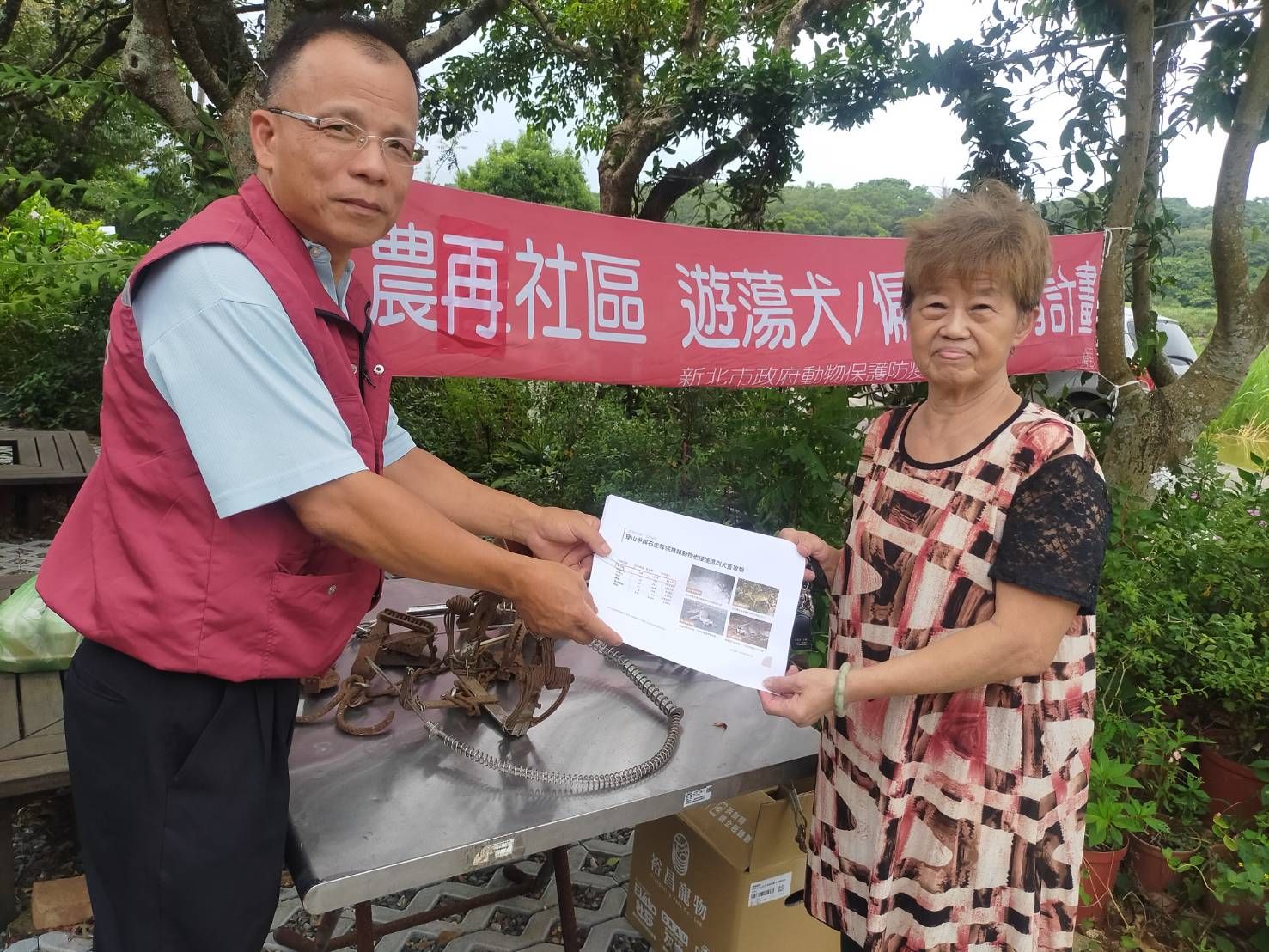 動保處獸醫師發放給居民簡報資料