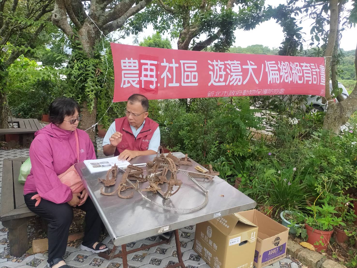 獸醫師利用簡報宣導居民遊蕩犬絕育重要性
