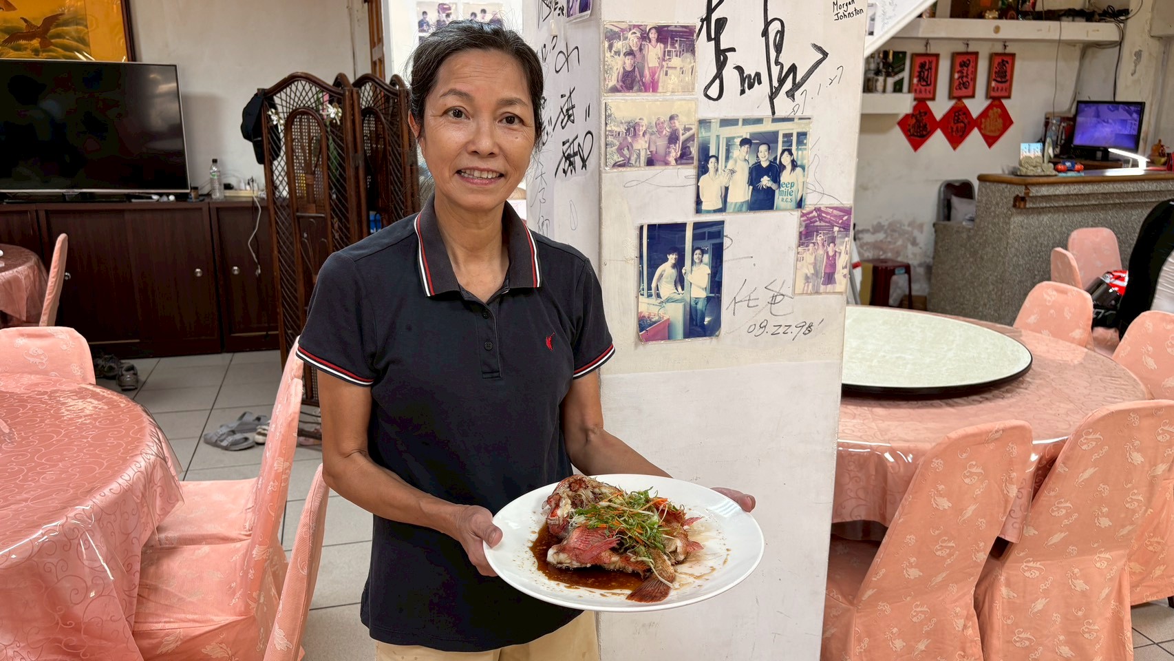 在地餐廳業者端出清蒸石狗公，邀請遊客品嚐新北漁港特色海鮮料理