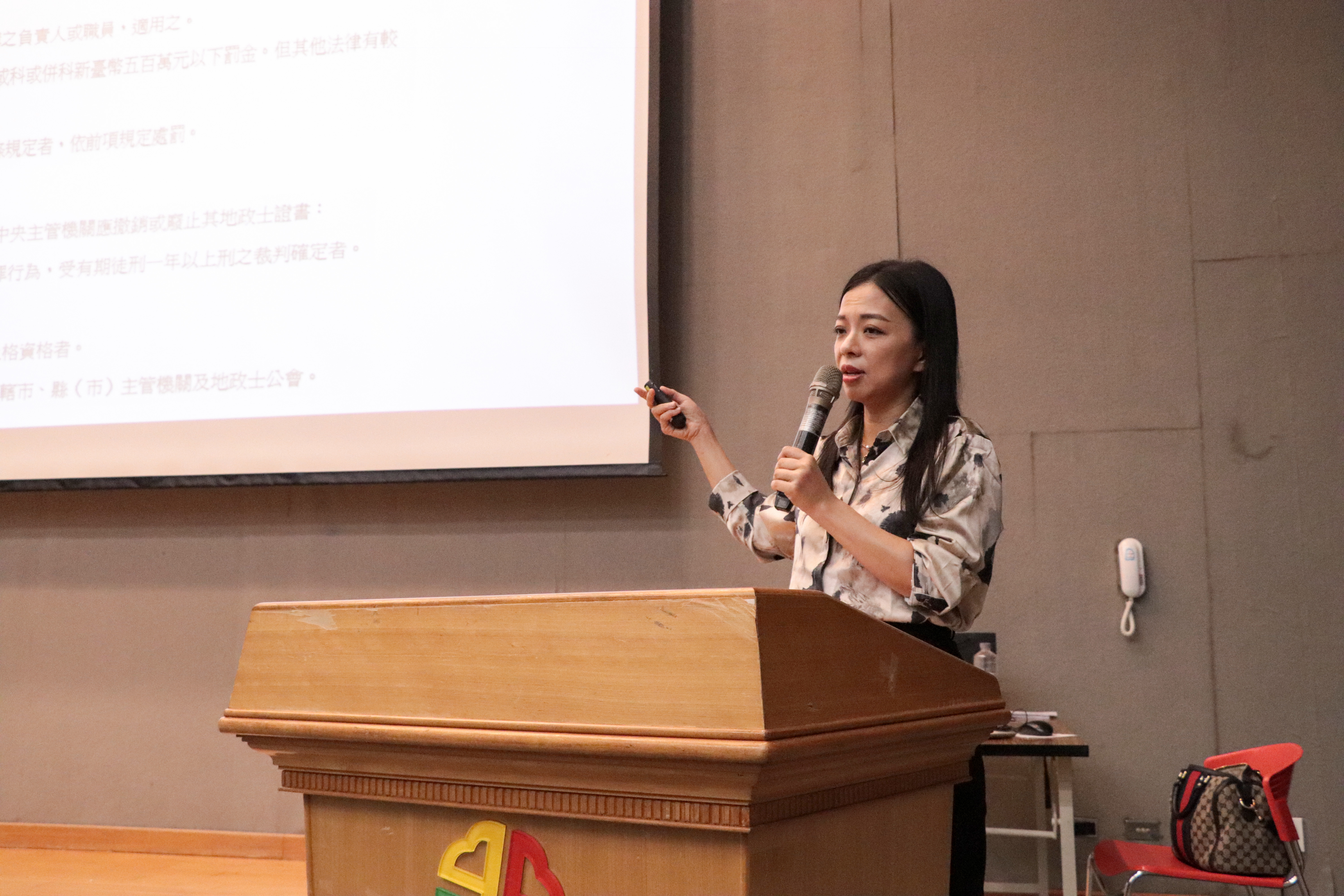 臺灣臺北地方檢察署主任檢察官張靜薰分享偵辦經驗，協助地政士提升防詐敏感度。新北市地政局提供