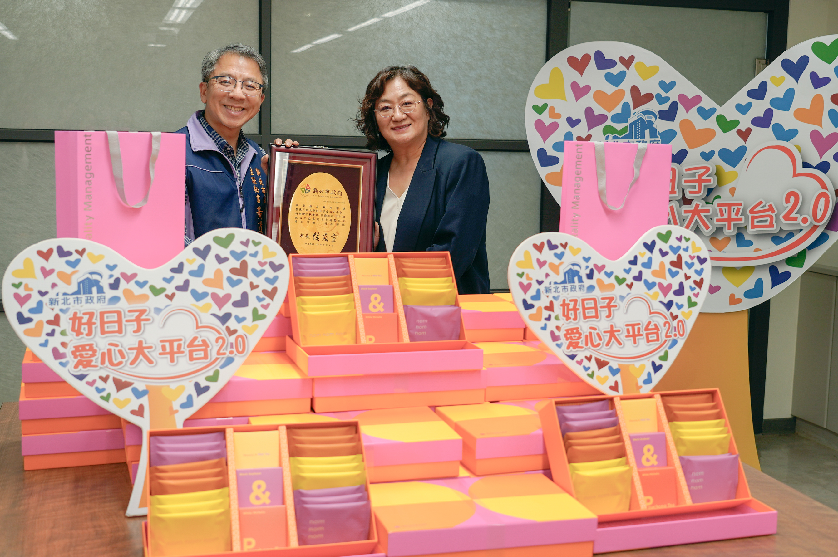  社會局主任秘書黃逢明代表侯友宜市長致贈感謝牌，感謝企業的幫忙。