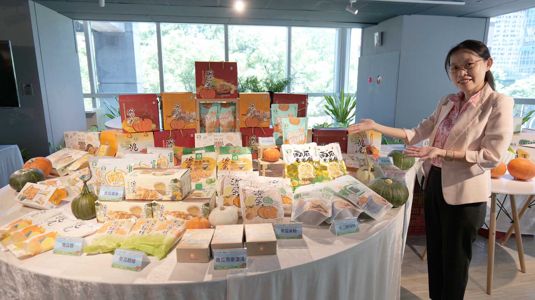 張麗梅總幹事帶領新北市農會創新農產品供銷及通路拓展，打造「真情食品館」網路商城與「希望廣場」實體店面