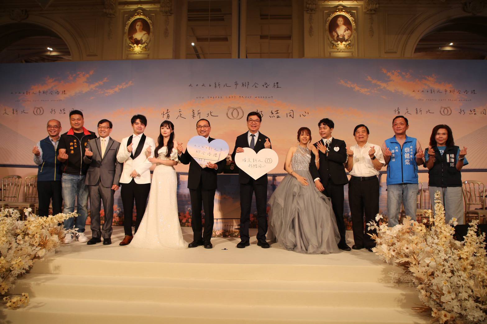 侯市長與新人代表與地方仕紳合影。