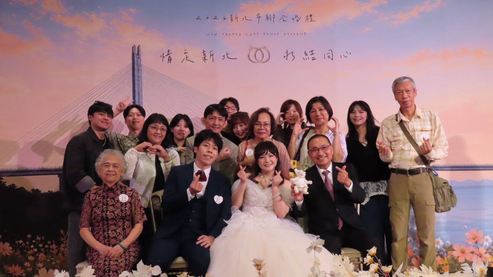 親友帶著祝福與新人合影留念。