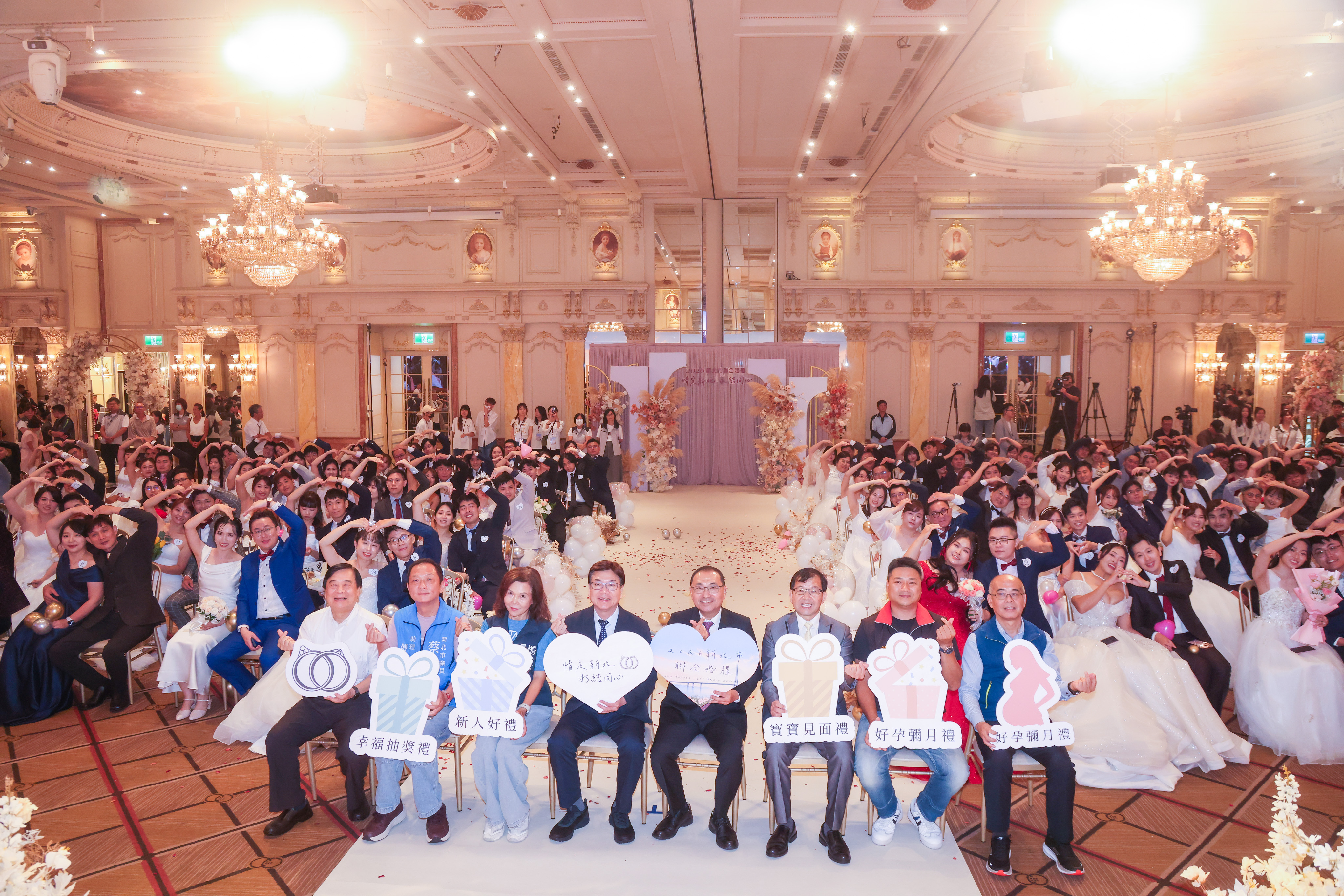 侯友宜祝福新人未來家庭幸福美滿，市府會做婚育家庭最強的後盾。