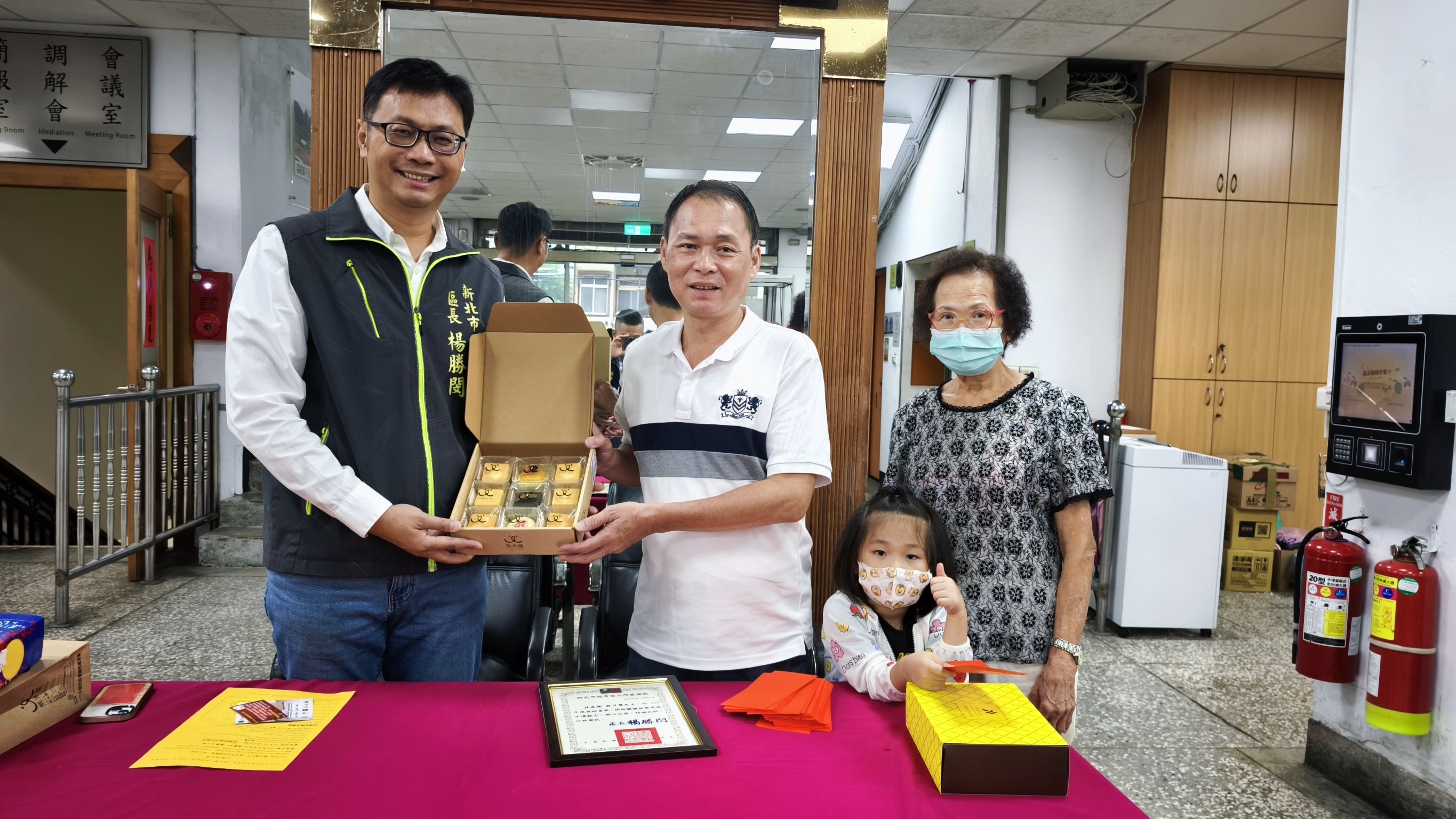 楊區長致贈在地公益禮盒