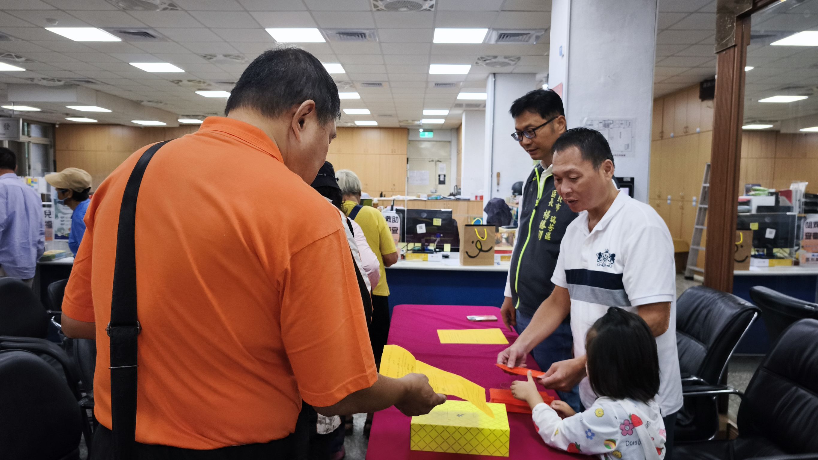 蘇先生親自發送關懷慰問金