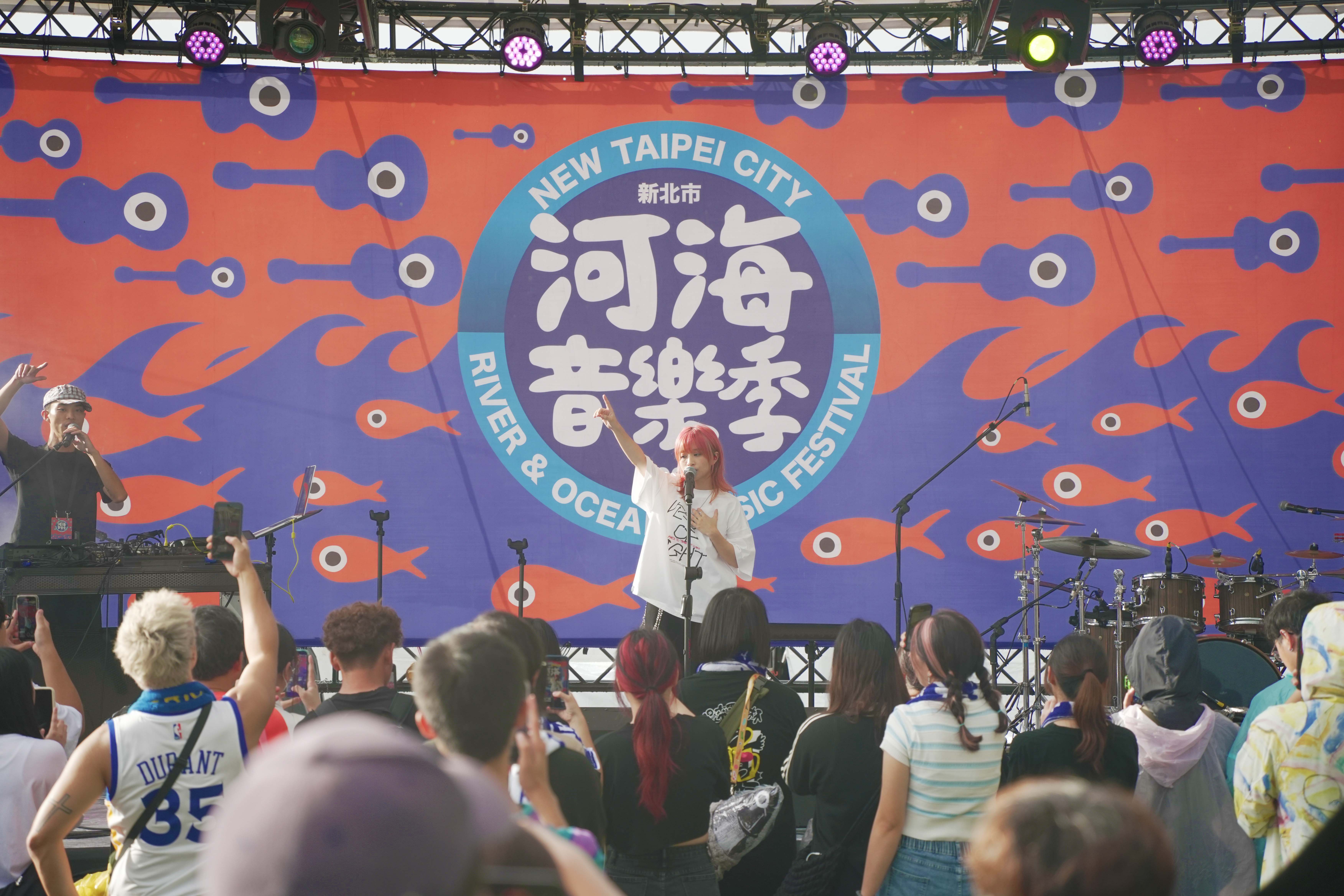  林潔心以嘻哈融合電子的潮流曲風，唱出青春歲月裡的點點滴滴。