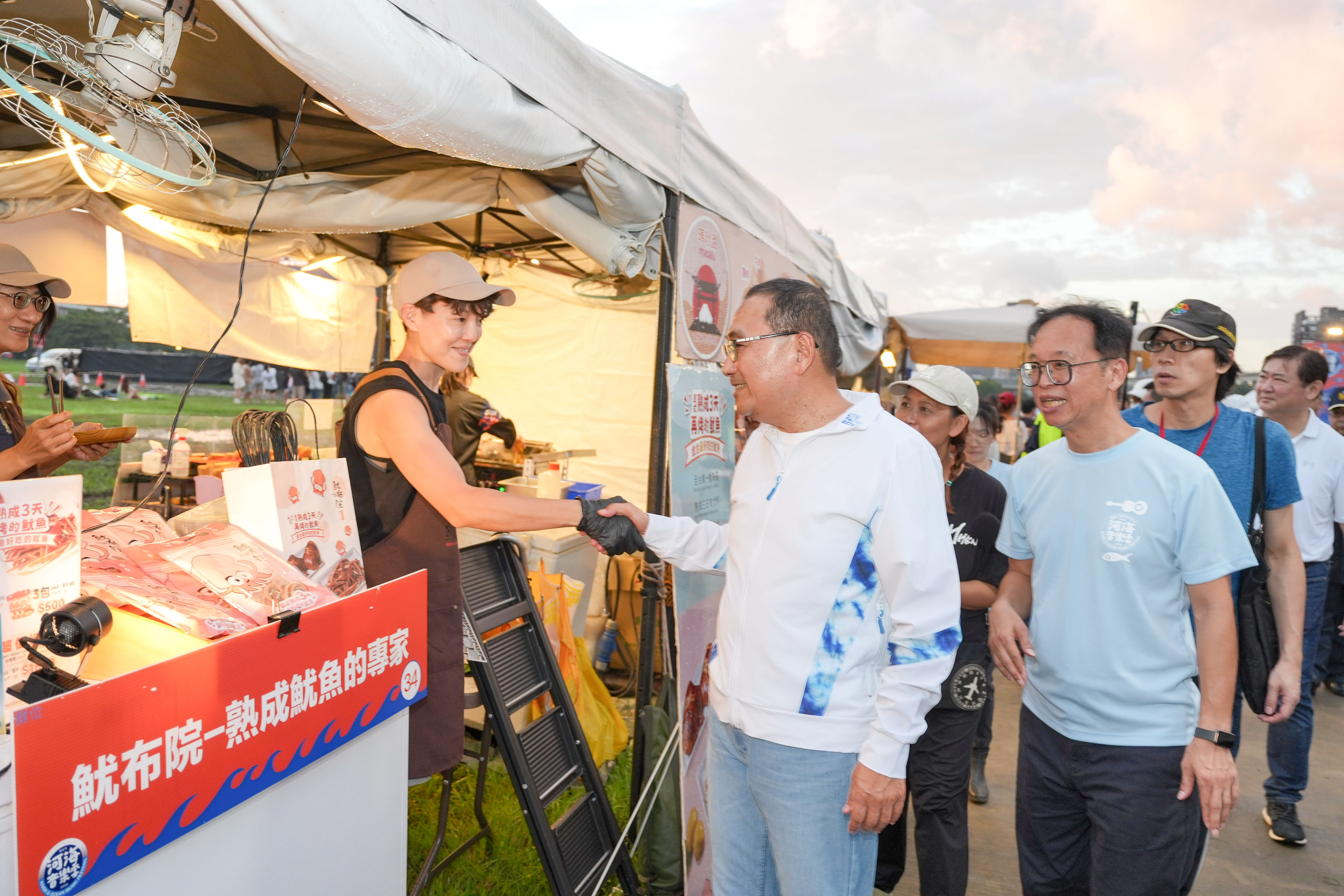  侯友宜市長特別至攤位感謝攤商的辛勞與支持。