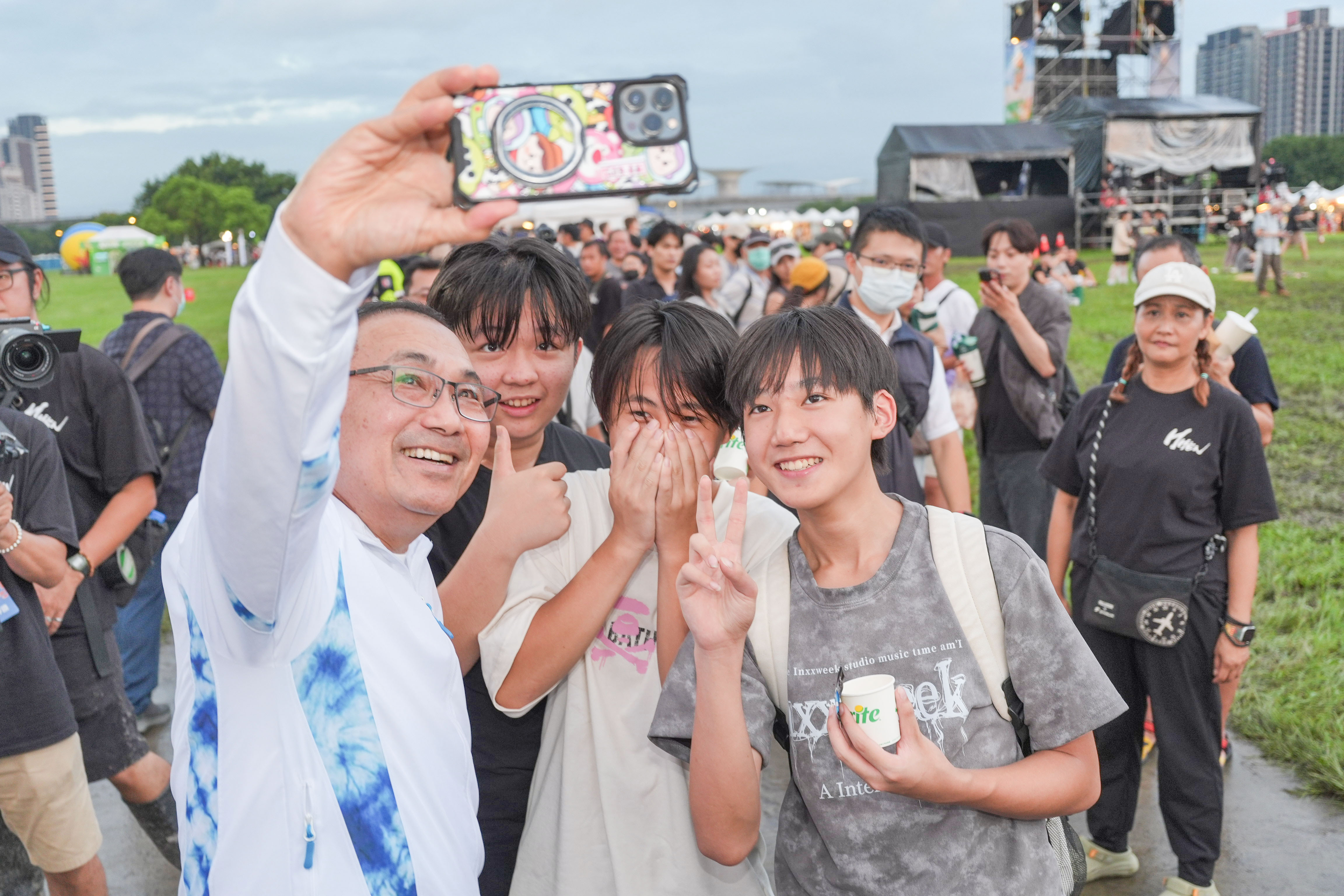 侯友宜市長熱情與民眾互動合影！