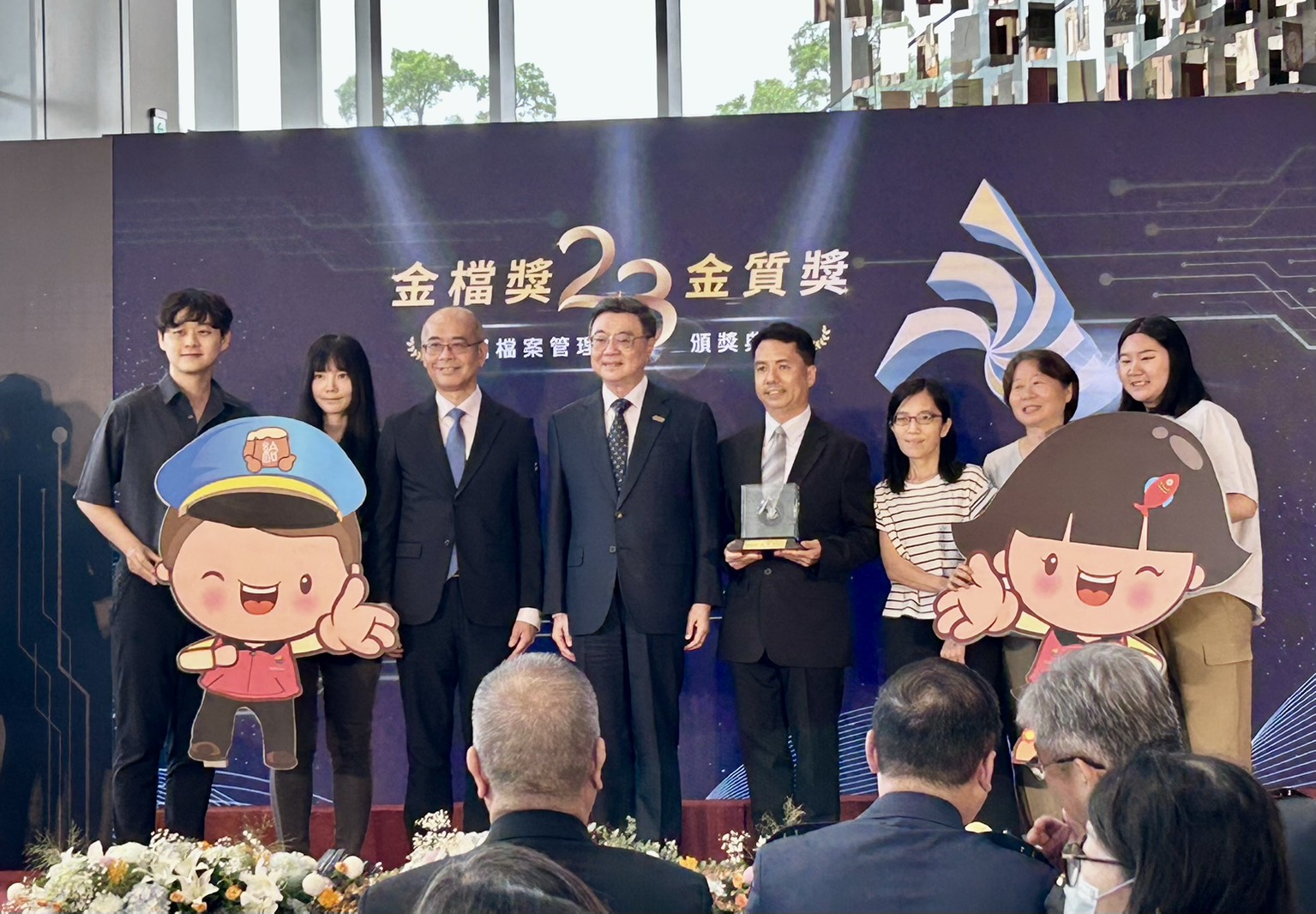 「第23屆金檔獎」於今(7)日舉行頒獎典禮，淡水戶政事務所在眾多參賽機關中脫穎而出，勇奪地方組前三名佳績，由民政局副局長范姜坤火率淡水戶所蘇源興主任團隊領獎。
