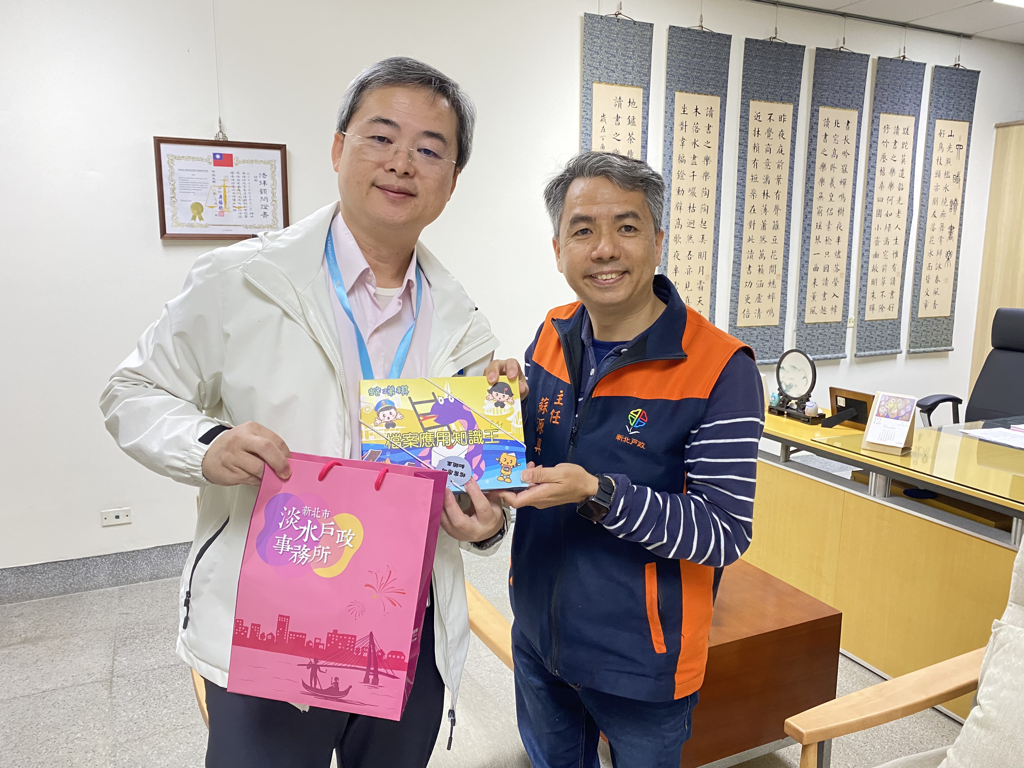 淡水戶所推出多款特色文宣出版品，如《淡水大事記》、《時光偵探阿給哥》專書、寓教於樂的《檔案應用知識王》蛇梯棋遊戲等，並主動出擊，將檔案宣導帶入社區與各類場域，讓檔案宣導觸及各年齡層。
