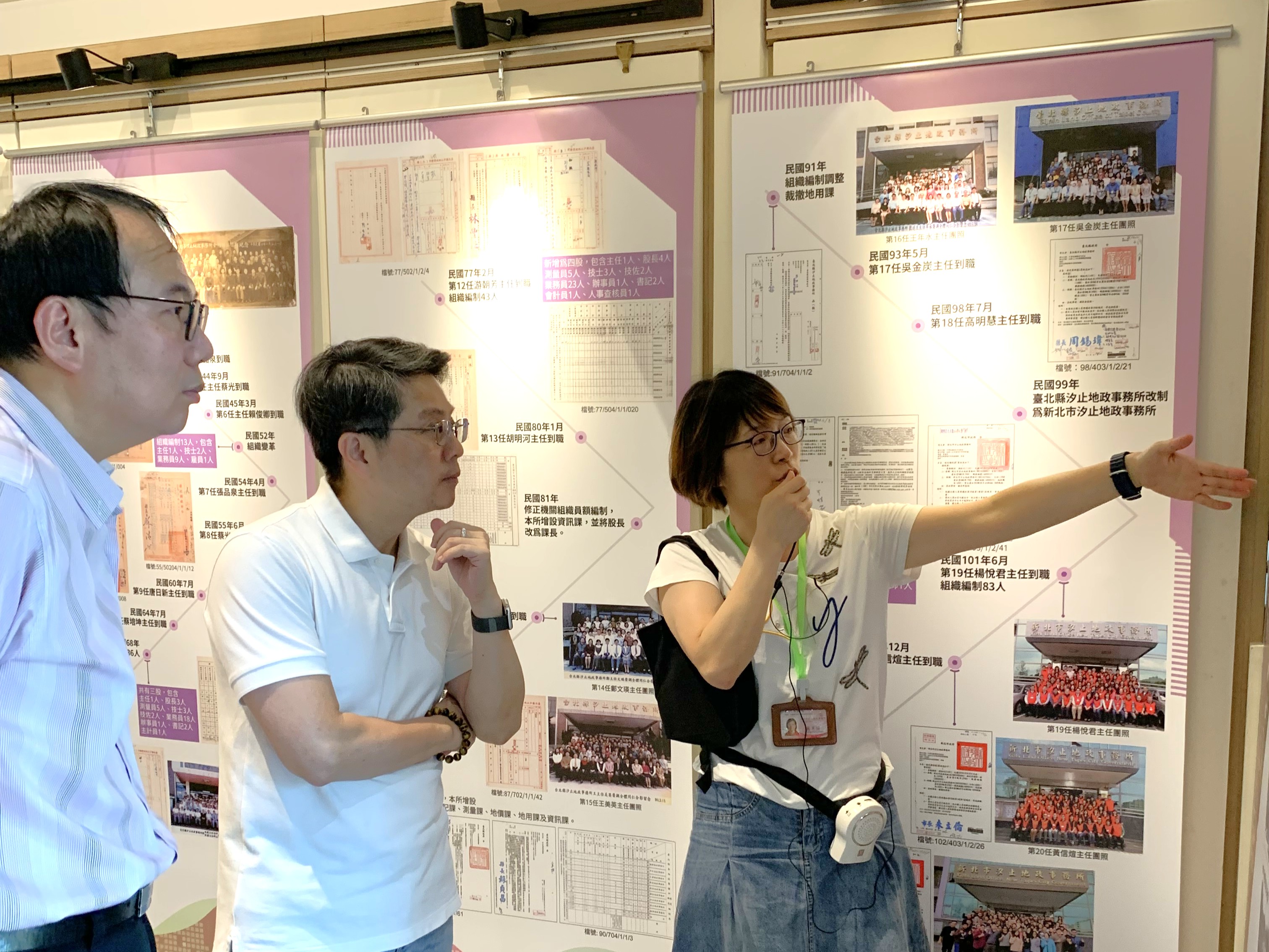 圖4-新北市政府地政局局長汪禮國參觀「走讀汐止時光軌跡」檔案應用展