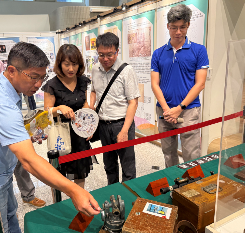 圖5-新北市政府地政局副局長徐鳳儀參觀「走讀汐止時光軌跡」檔案應用展