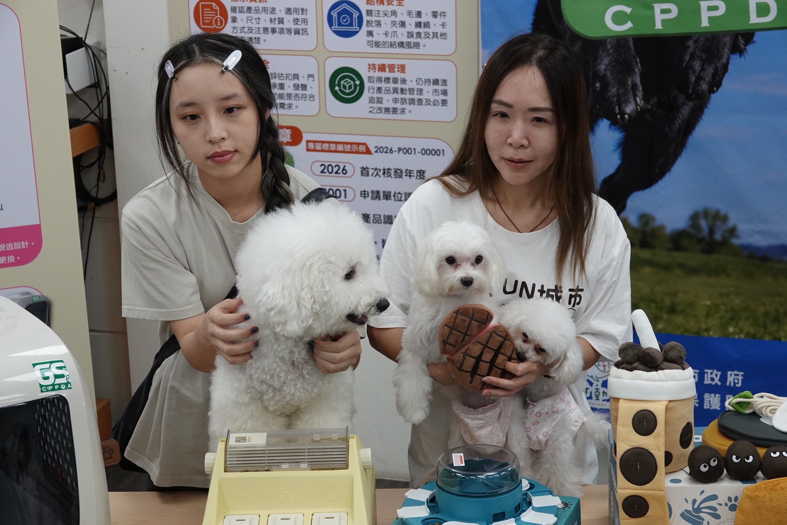 臺北海洋科技大學寵物業經營管理系系主任王宥婷與學生推廣GS寵物用品安全標章