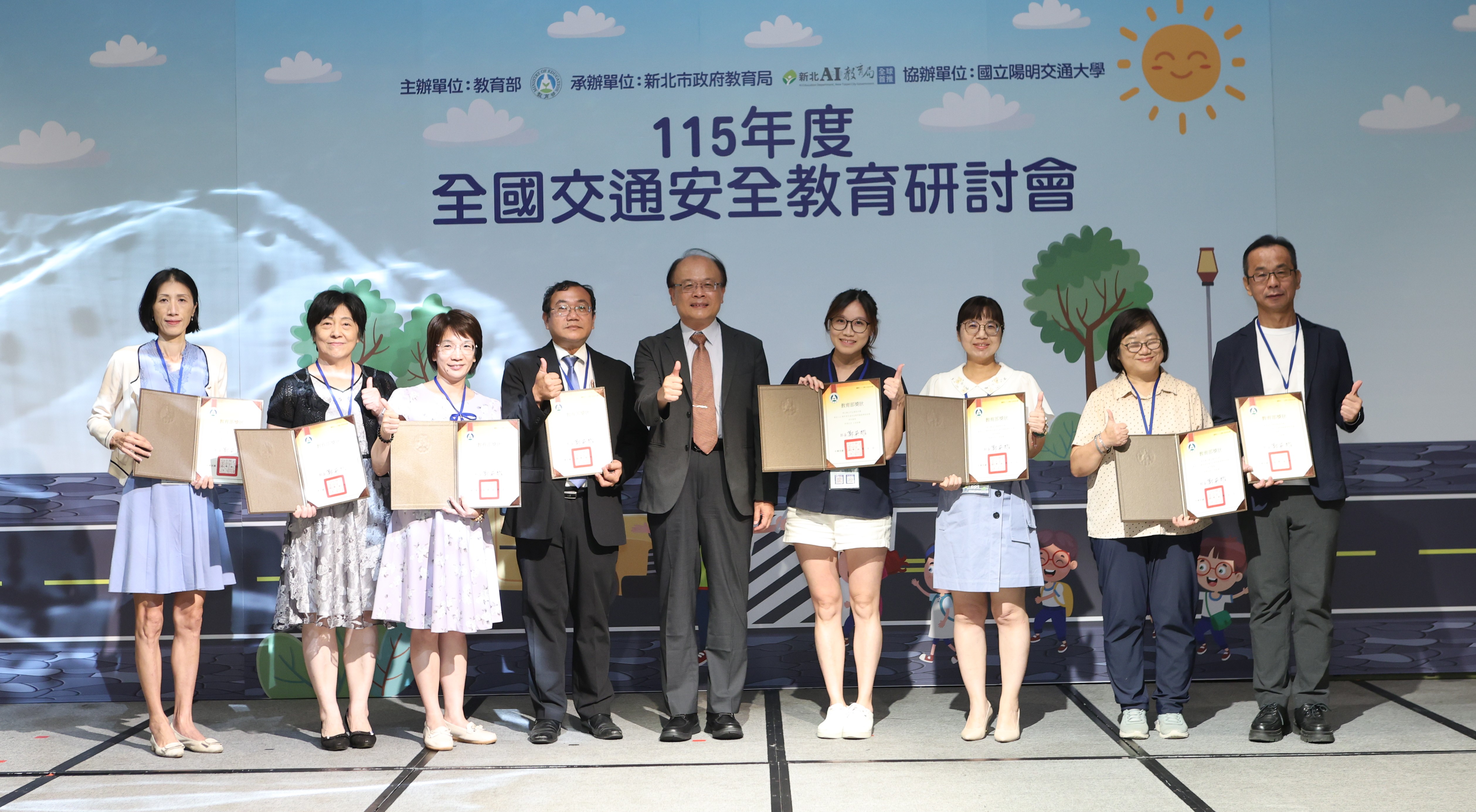 梁學政司長頒發114學年度交通安全教育績優學校國中組優等獲獎學校