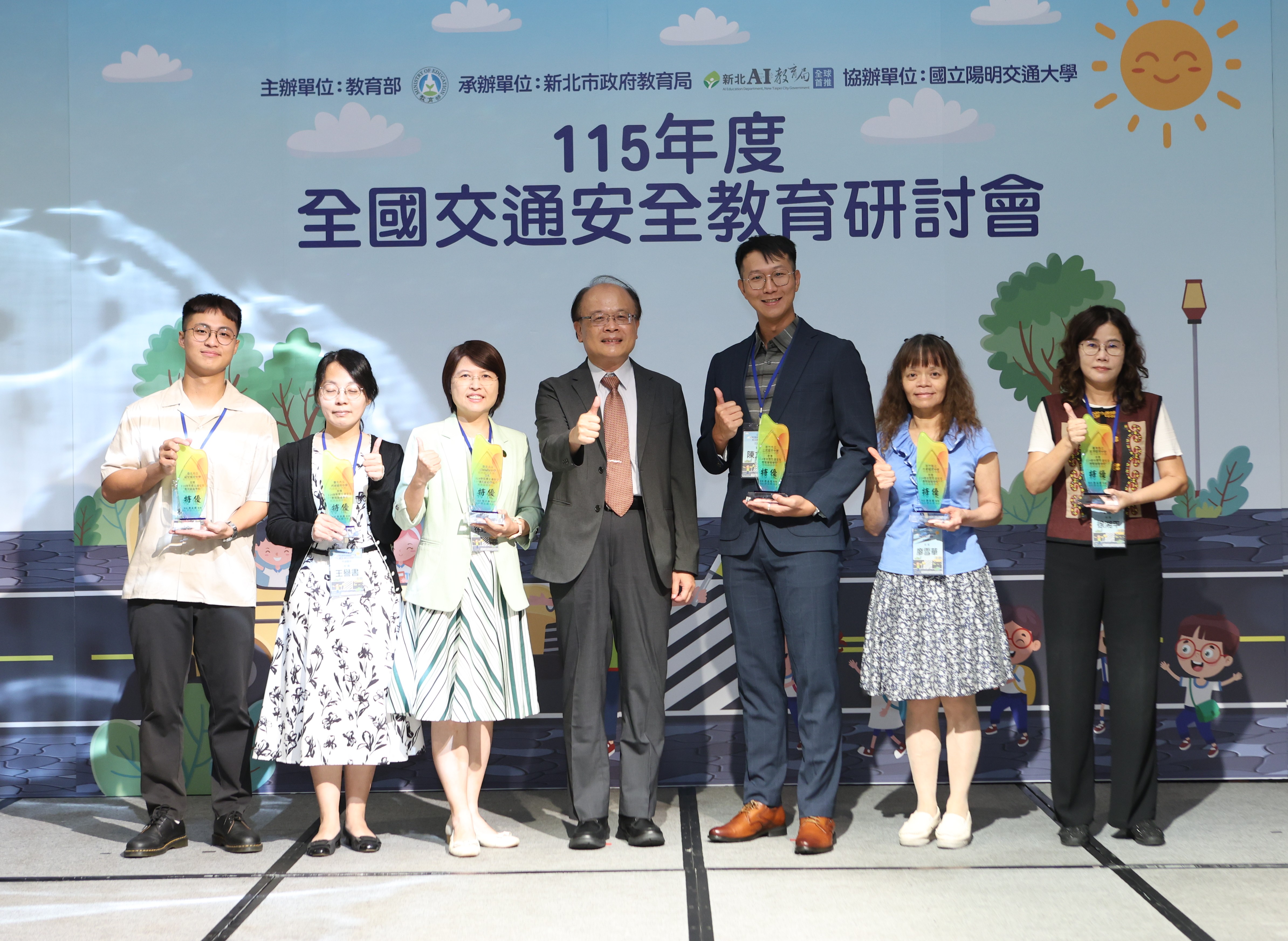 梁學政司長頒發114學年度交通安全教育績優學校國中組特優獲獎學校