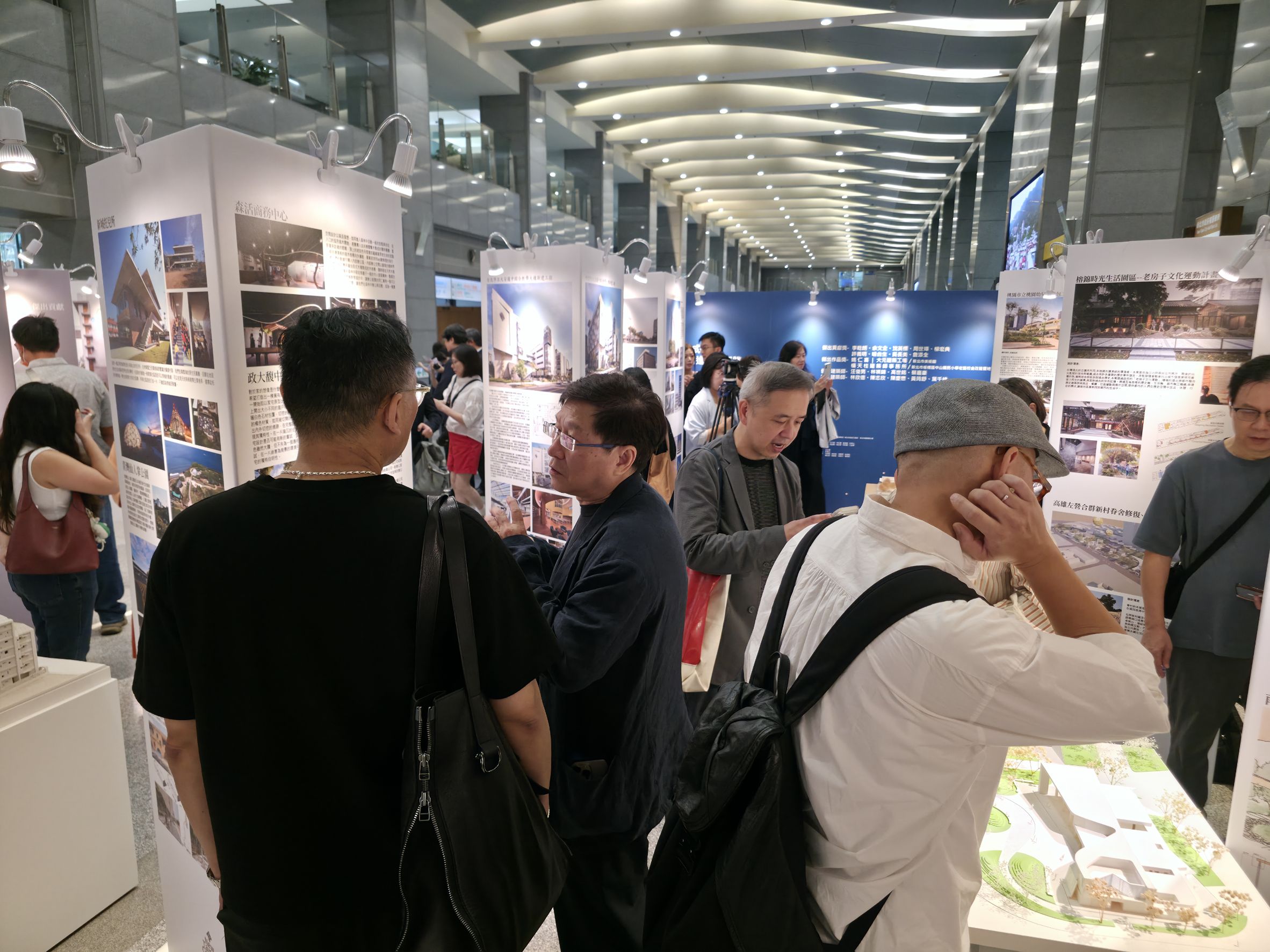 115年新北市優良建築師作品成果展，呈現不同世代建築師的設計創新，吸引許多民眾駐足觀展。