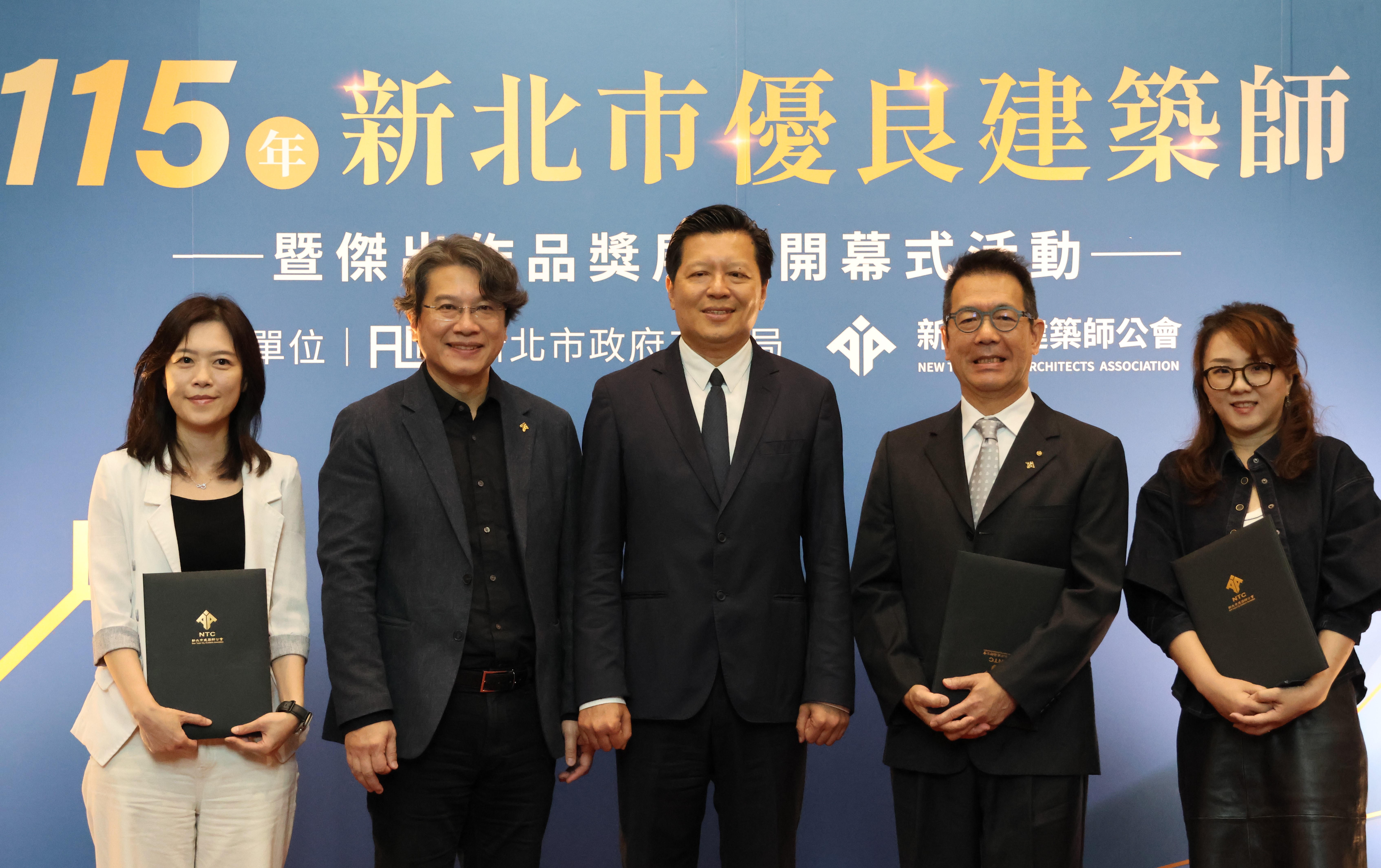 朱惕之副市長(左三)逐一頒獎給獲得傑出作品獎的建築團隊代表。