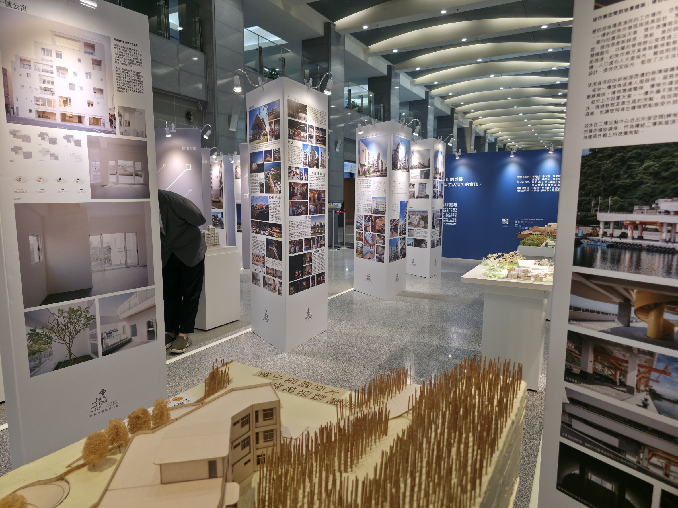 「115年新北市優良建築師暨傑出作品獎」成果展，集結新北建築師多元優秀作品，即起至9月11日在新北市政府一樓西側大廳展出。