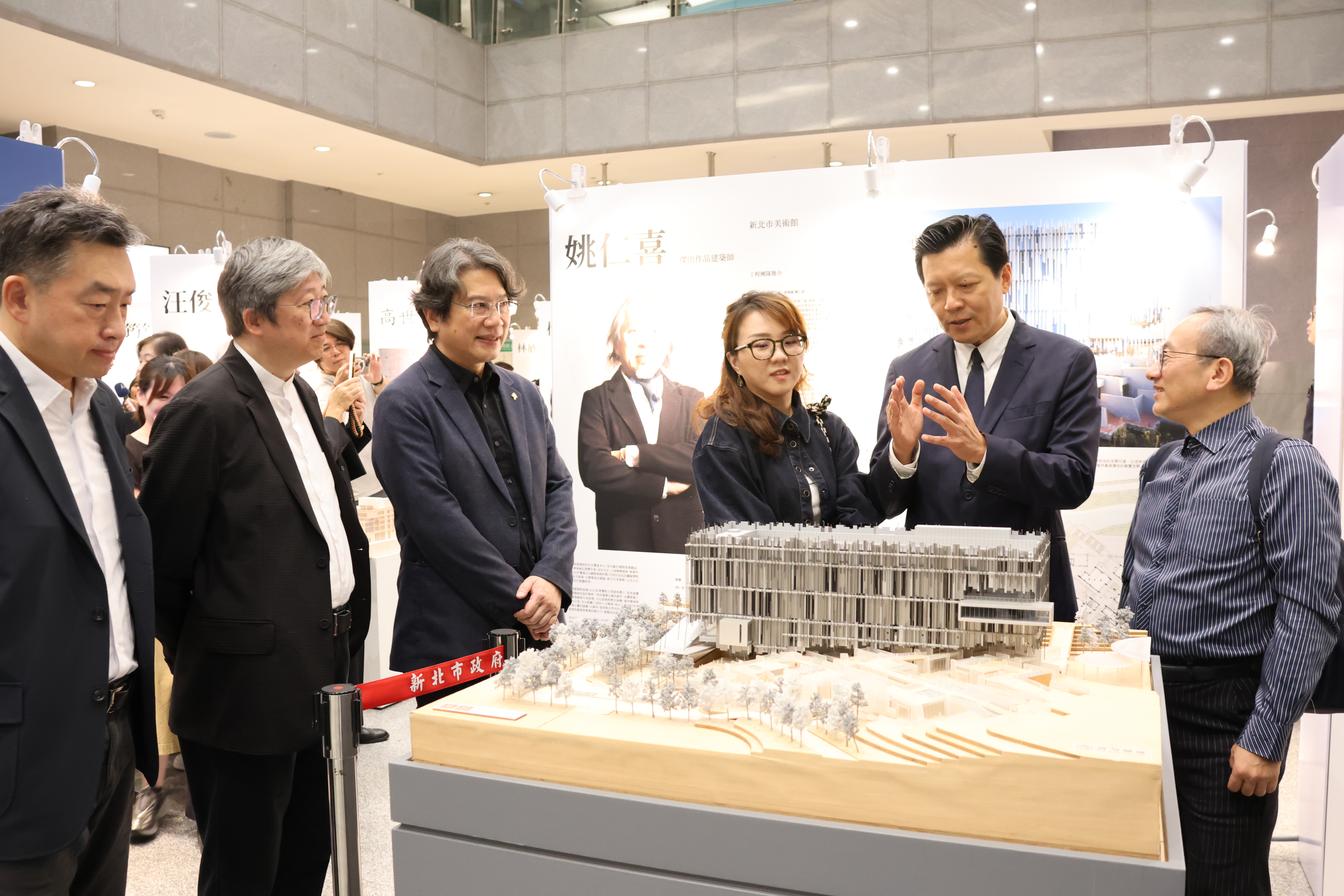 新北市美術館由知名建築師姚仁喜帶領大元建築團隊設計，成為新北新藝文地標，朱惕之副市長與建築師觀看熱烈討論。