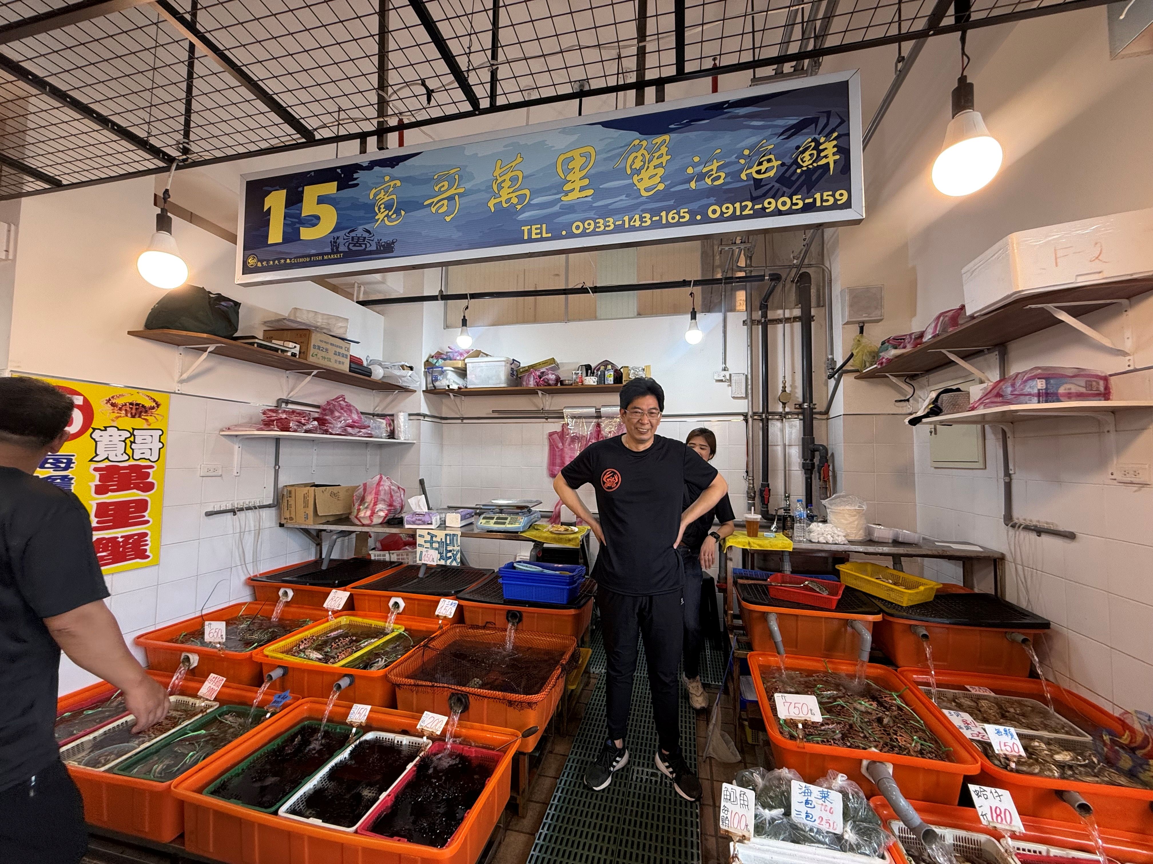 龜吼漁港為萬里蟹的主要產地，漁夫市集販售鮮活萬里蟹