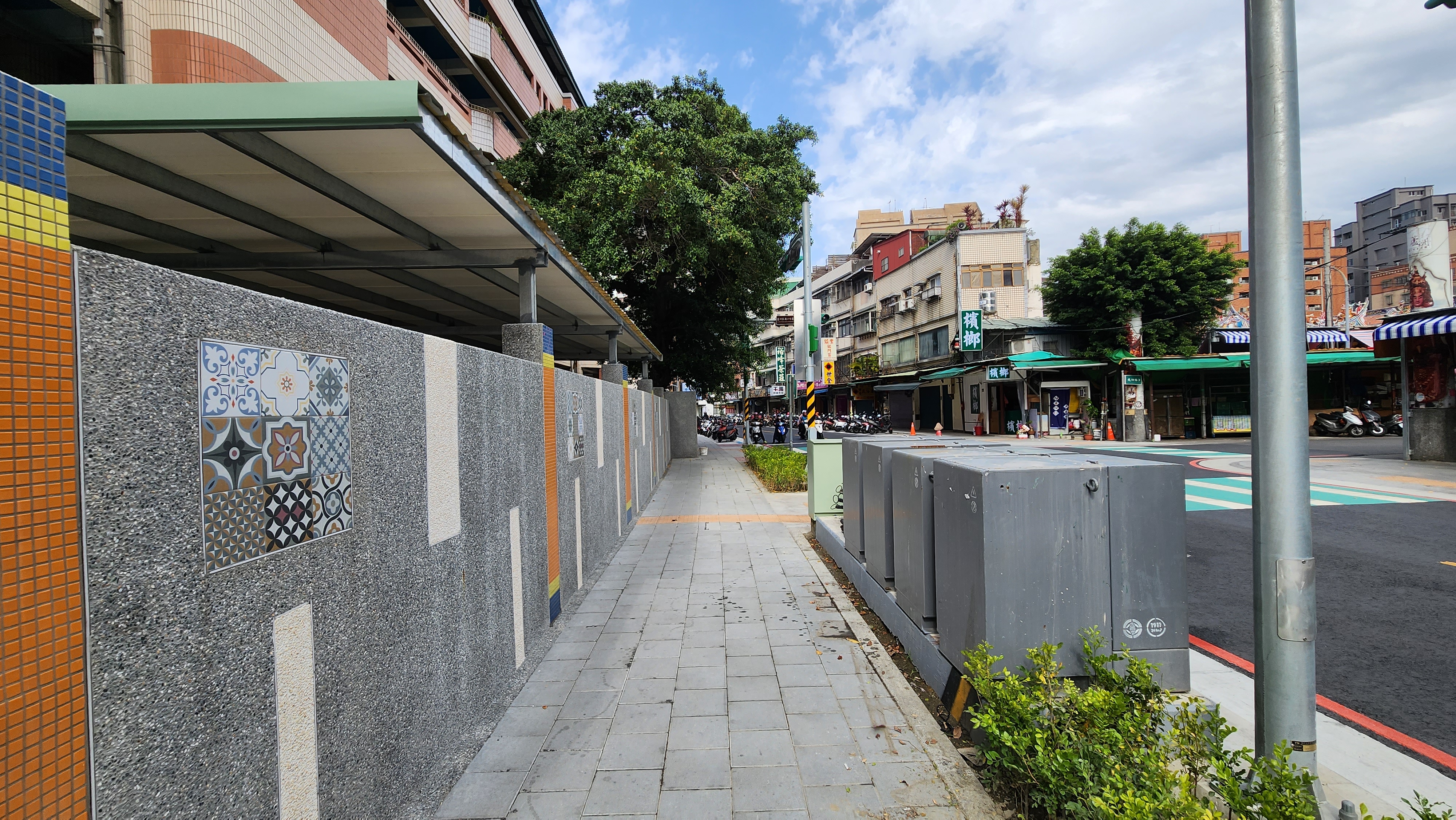 蘆洲國小通學廊道原本人行道狹窄，經過市府與校方協調，學校圍牆退縮並排除障礙物，人行道淨寬達到1.5公尺以上。