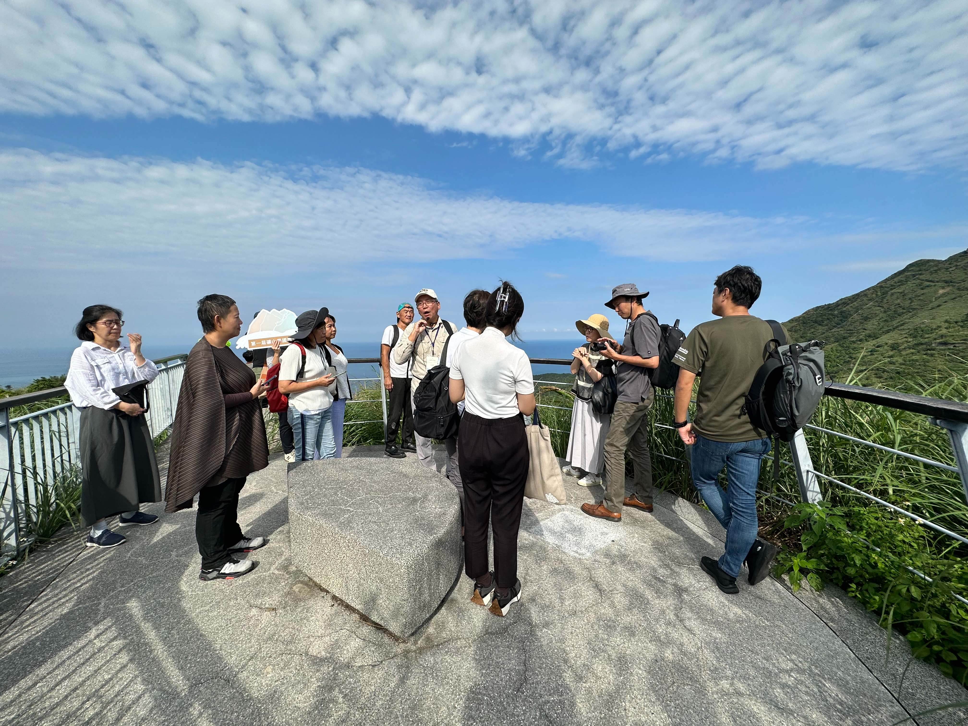 礦山學國際論壇同步規劃「礦山學走讀」，帶領學員實地踏查水金九礦山聚落與遺址，在山海地景中閱讀礦業歷史紋理。