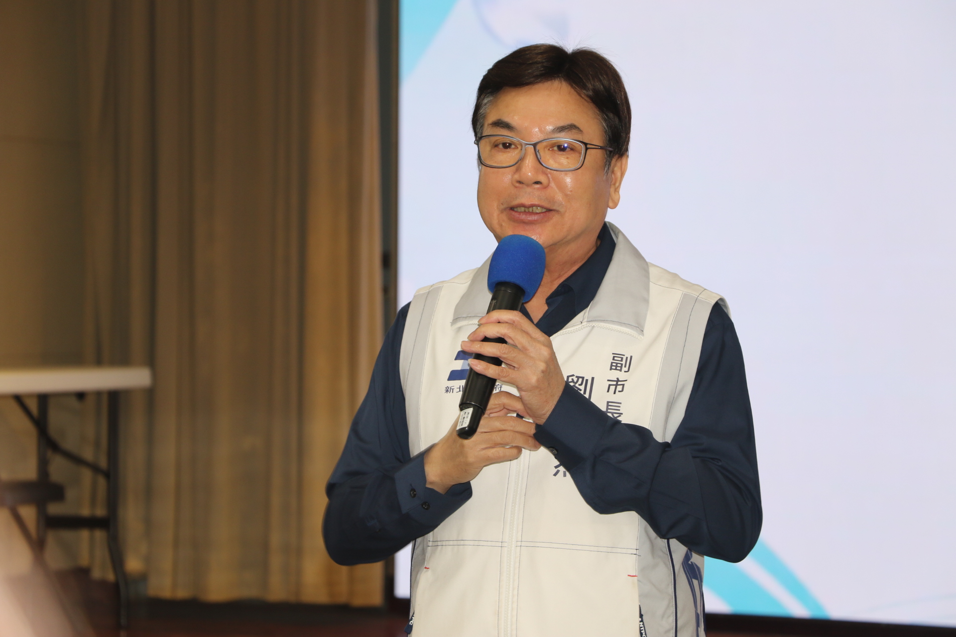  劉和然副市長表示，新北市要推動「生活陪跑師」制度，結合心理師、社工、醫療、教育及民間團體資源，以「我陪著你跑」的觀念，陪伴每一位青少年穩定成長。