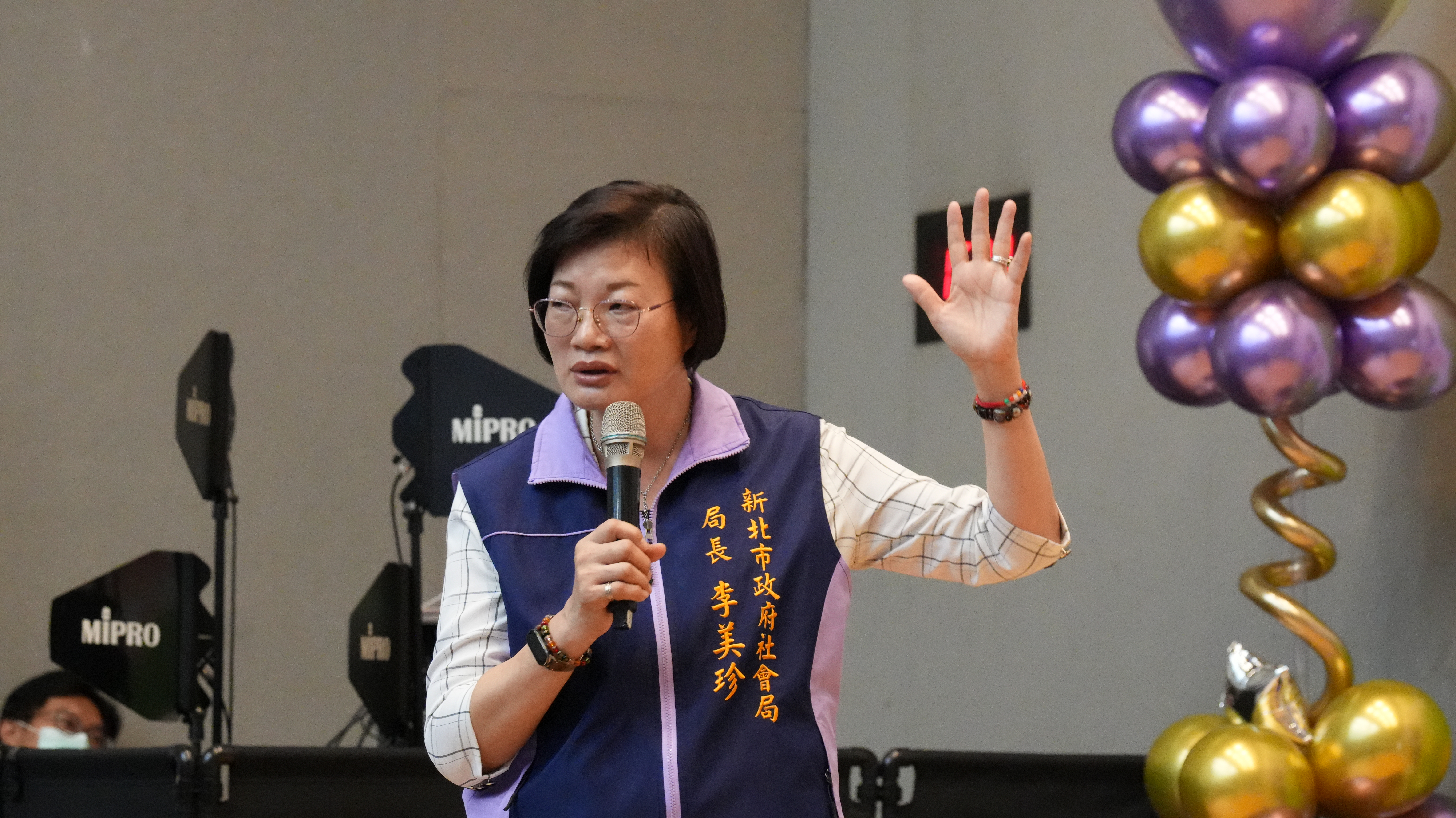  社會局長李美珍代表侯友宜市長感謝中華民國紳士協會長期投入志工力量，帶領友善家庭大使推動「新北暴力零容忍」。
