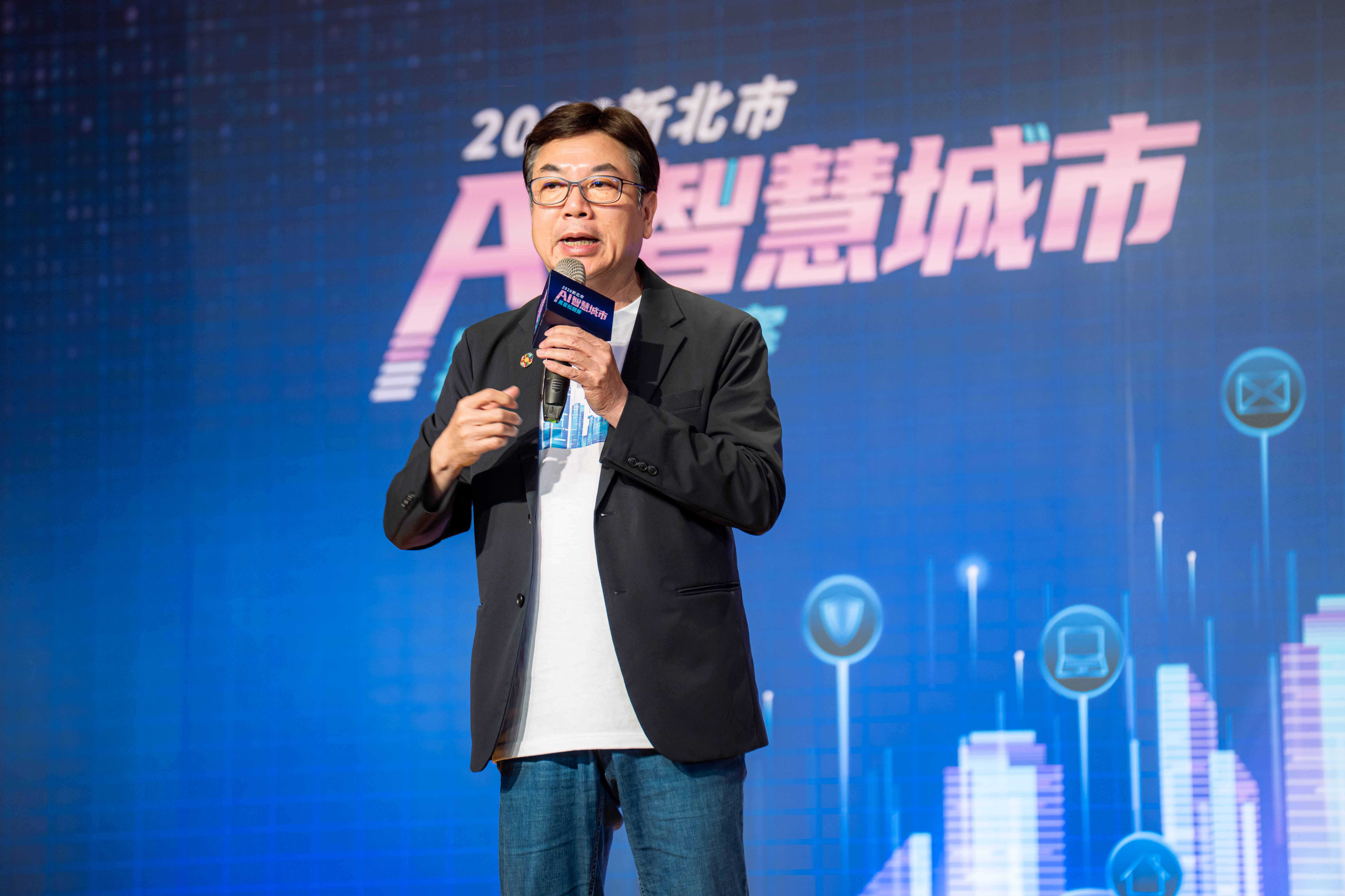 劉和然副市長致詞感謝AWS提供技術支援，也很開心看到青年們提出的創新成果，能有效提升城市治理效率。
