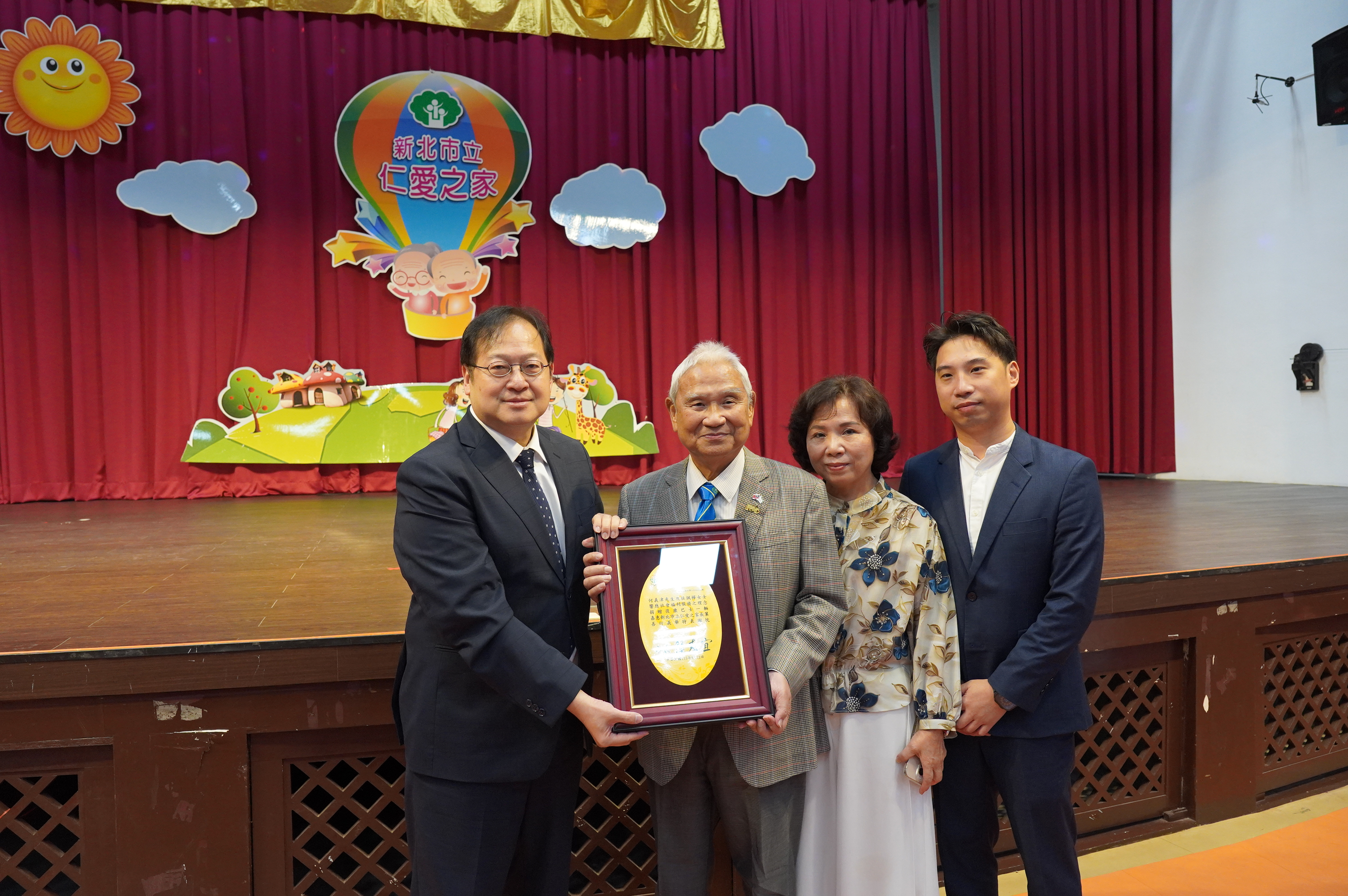 新北市政府副秘書長林豐裕代表侯友宜市長回贈感謝牌。
