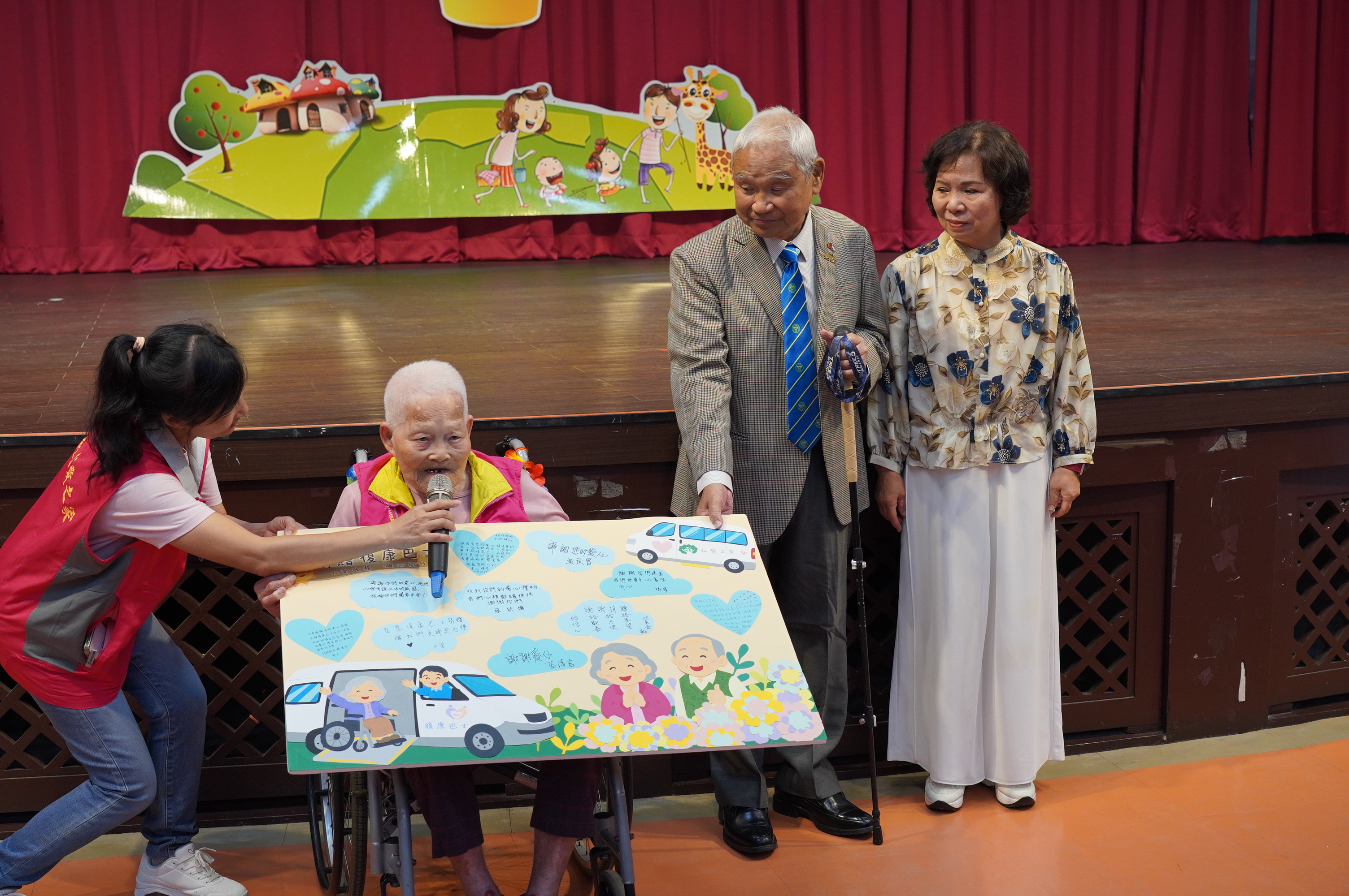  高齡98歲的住民李煩奶奶代表全體長者送上感謝卡片。