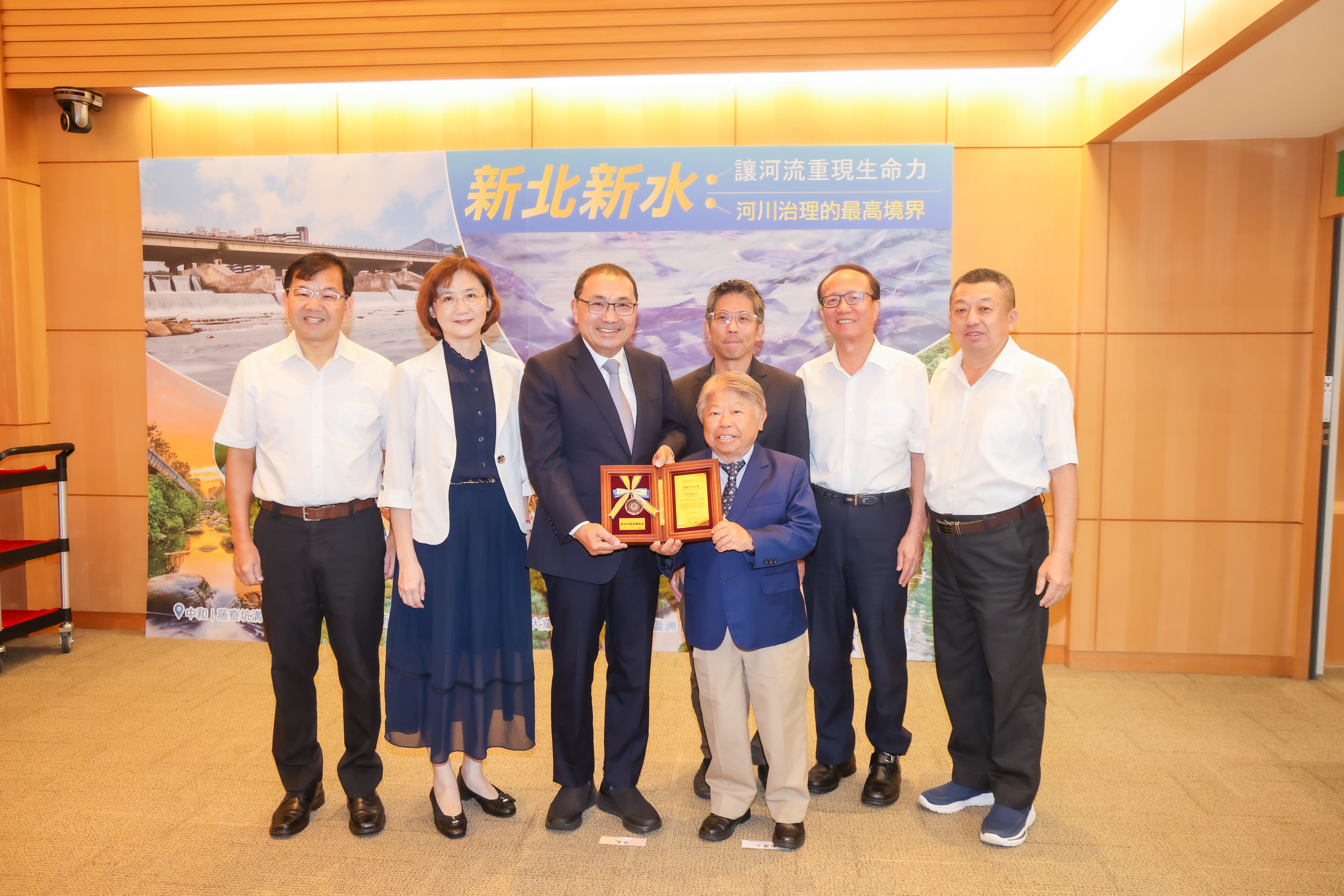 市長侯友宜親自頒發榮譽市民證書予財團法人李科永文教基金會董事長李鵬雄，並致贈專屬「新北星耀榮譽勳章」，感謝李董事長長期深耕公益。