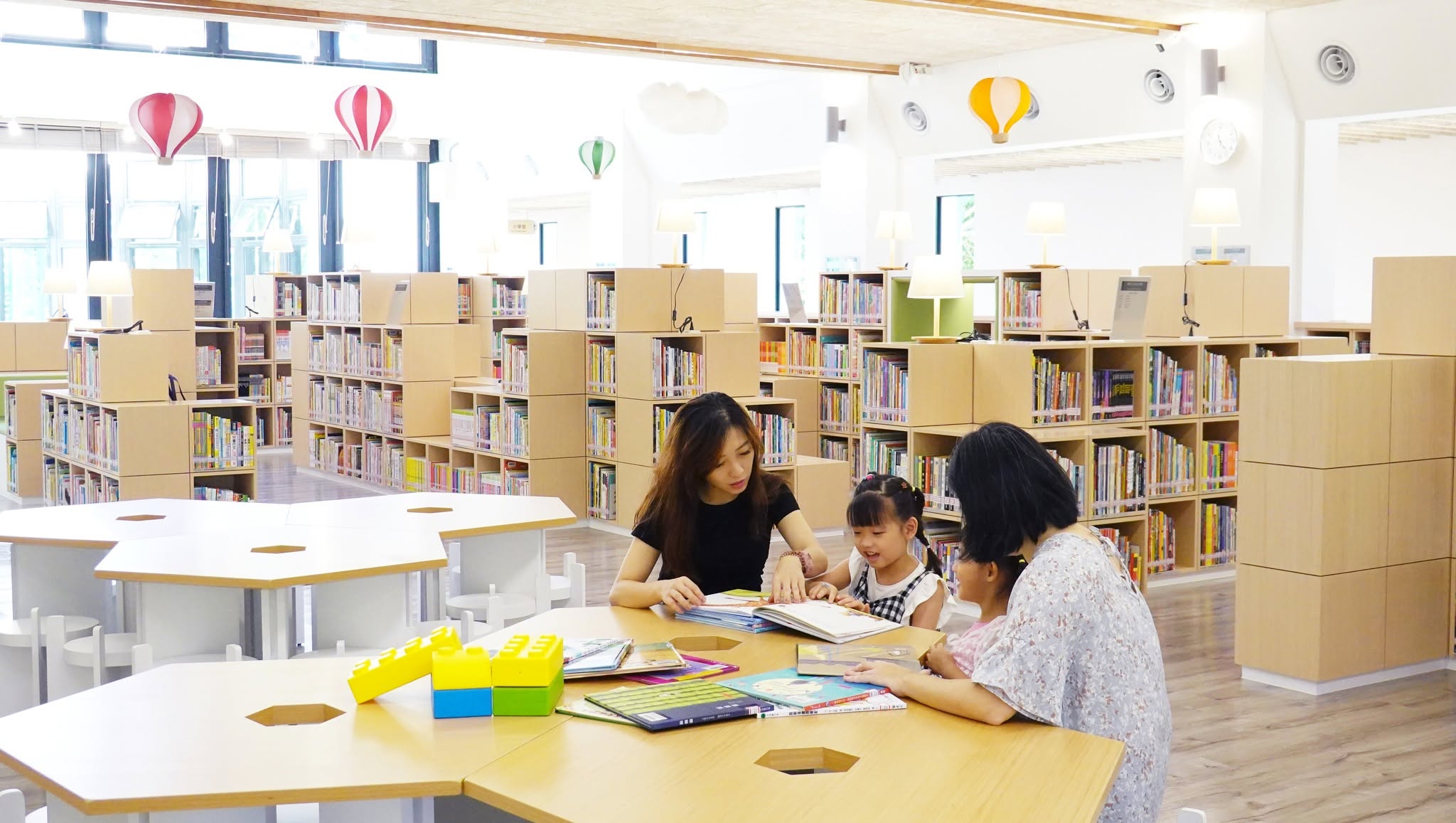 圖書館通透的大空間，打造「日光閱讀區」提供自然日光與戶外綠植，帶來清新感受。