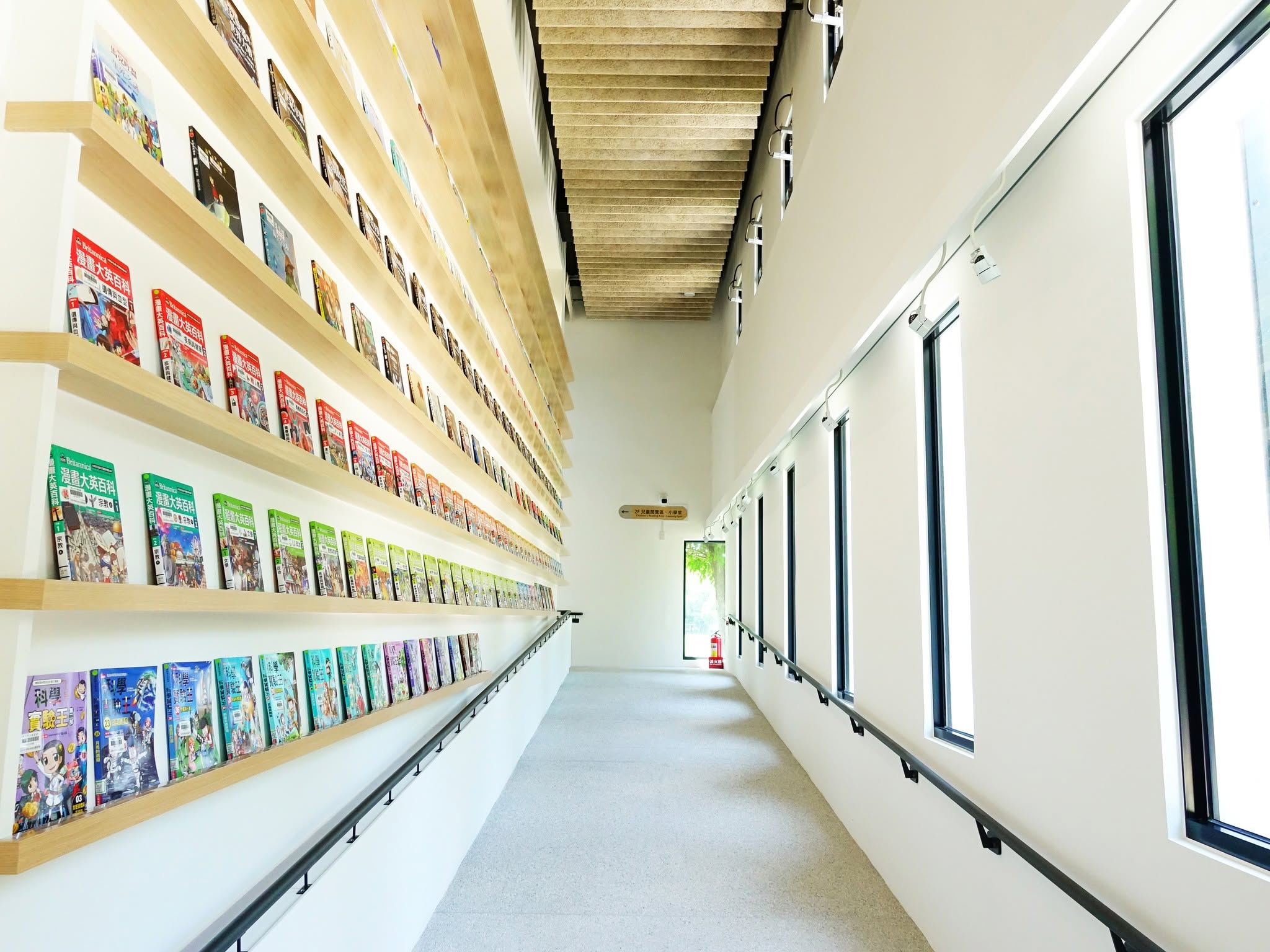 挑高環景書牆結合在地藝術創作及書籍展示，讓書香隨時與藝術為伴，整棟無電梯設計，讀者可由書香坡道繞行上下樓，並可眺望戶外風光。