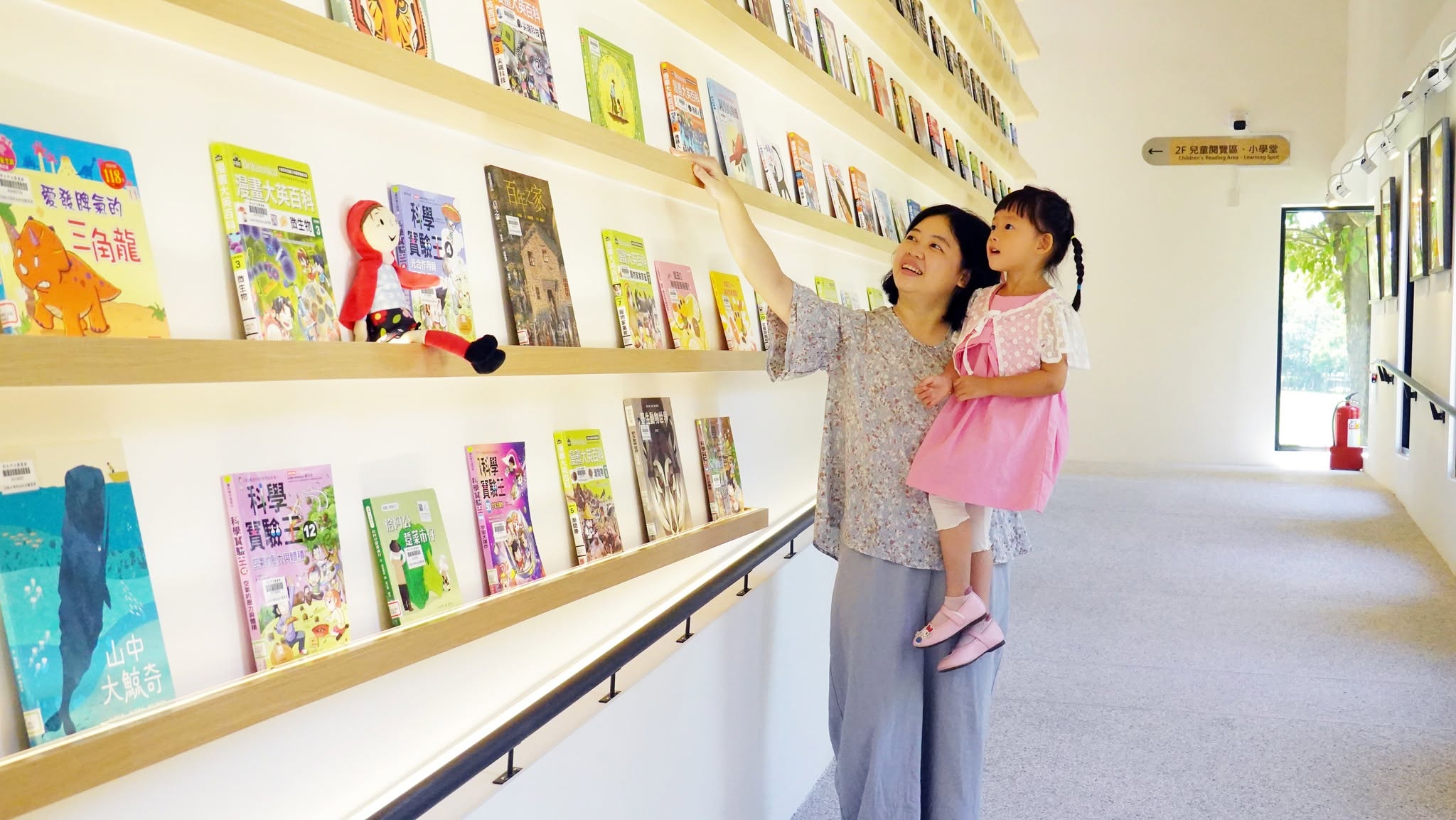 挑高環景書牆結合在地藝術創作及書籍展示，讓書香隨時與藝術為伴，整棟無電梯設計，讀者可由書香坡道繞行上下樓，並可眺望戶外好風光。
