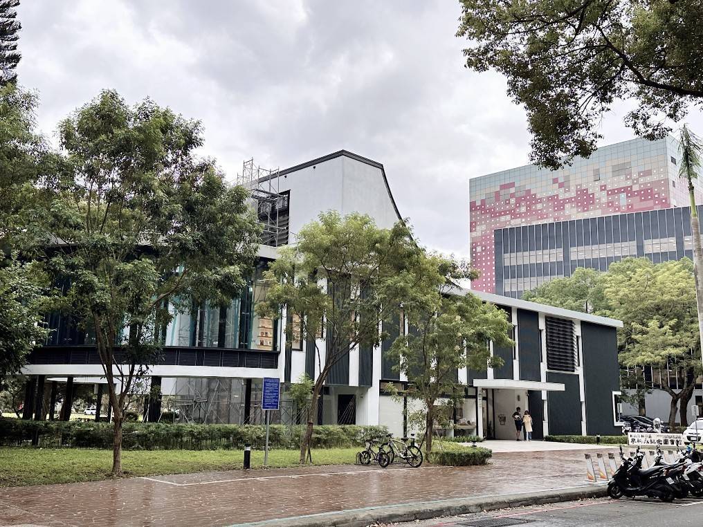 林口區李科永紀念圖書館，緊鄰林口社區運動公園(小熊公園)，空間設計與公園綠地融合。