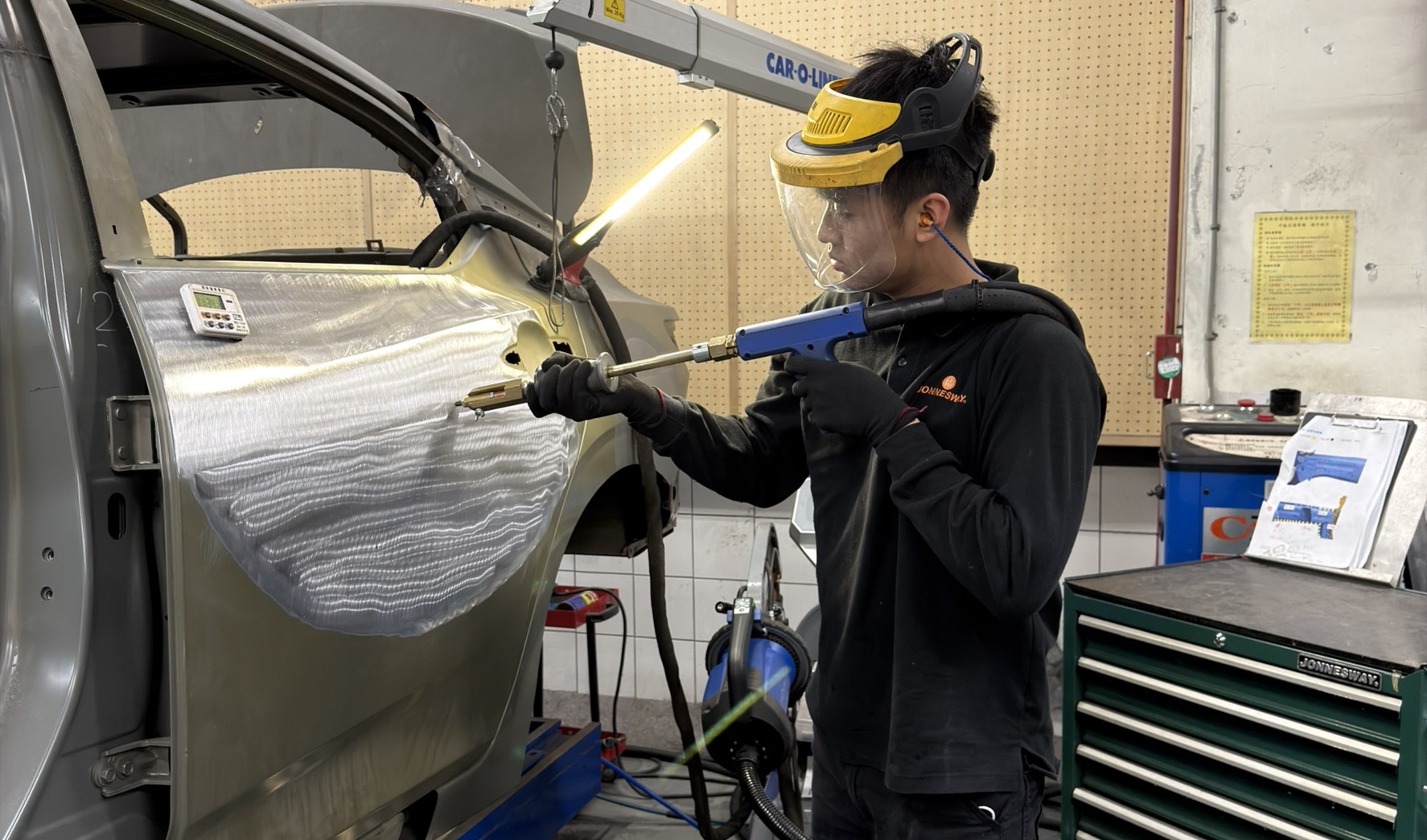 南強工商呂彥均全力備戰汽車板金國際賽事