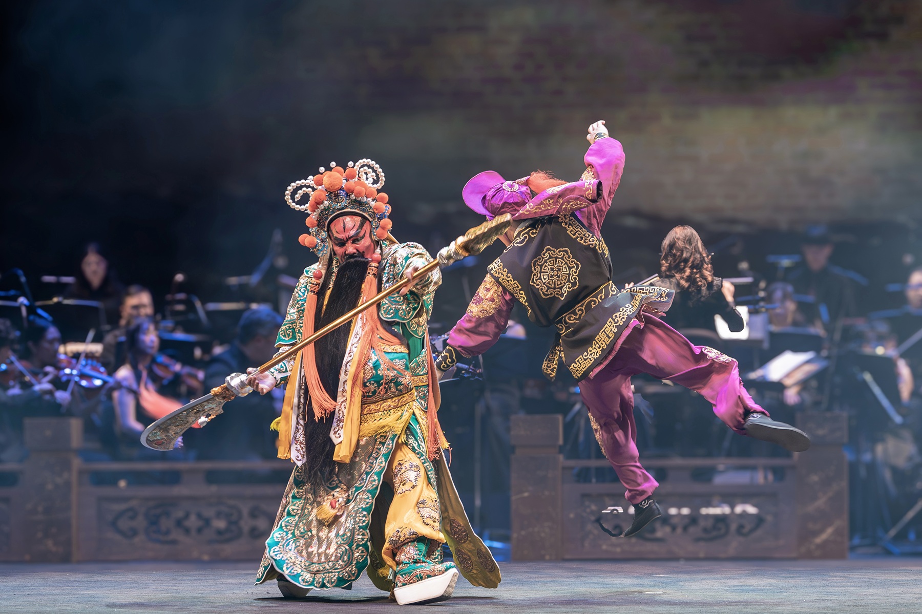 《英雄傳．武聖關公》融合西方管弦與東方戲曲，透過現代多媒體科技，帶來震撼的視聽饗宴。