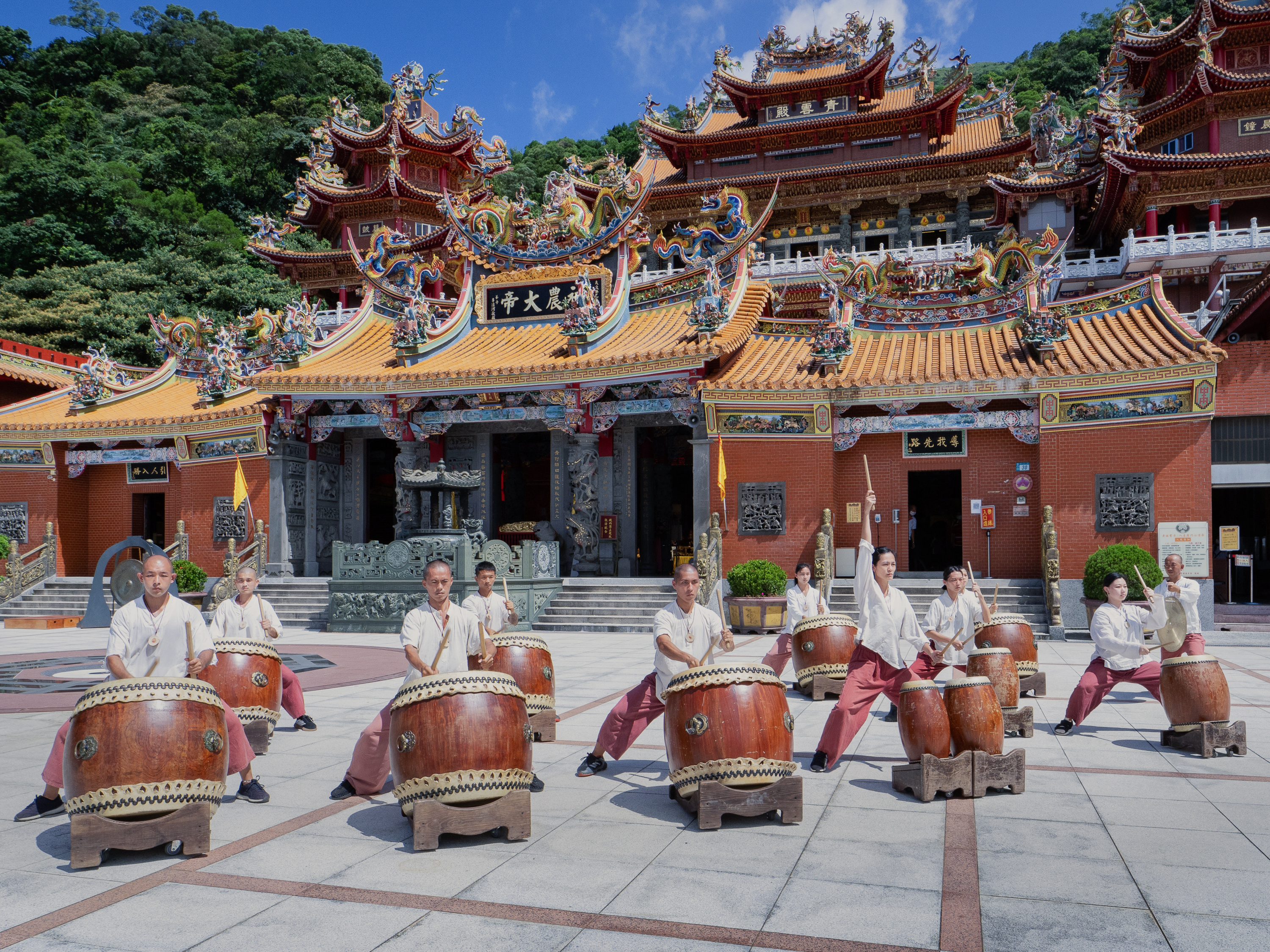 青雲殿「瑞芳大遶境」優人神鼓首度背鼓徒步同行，並將以「千年一燈．照見初心．明心見性&middot;祈願大典」為儀式主題，以鼓聲承接一路綿延山城的萬盞燈火。