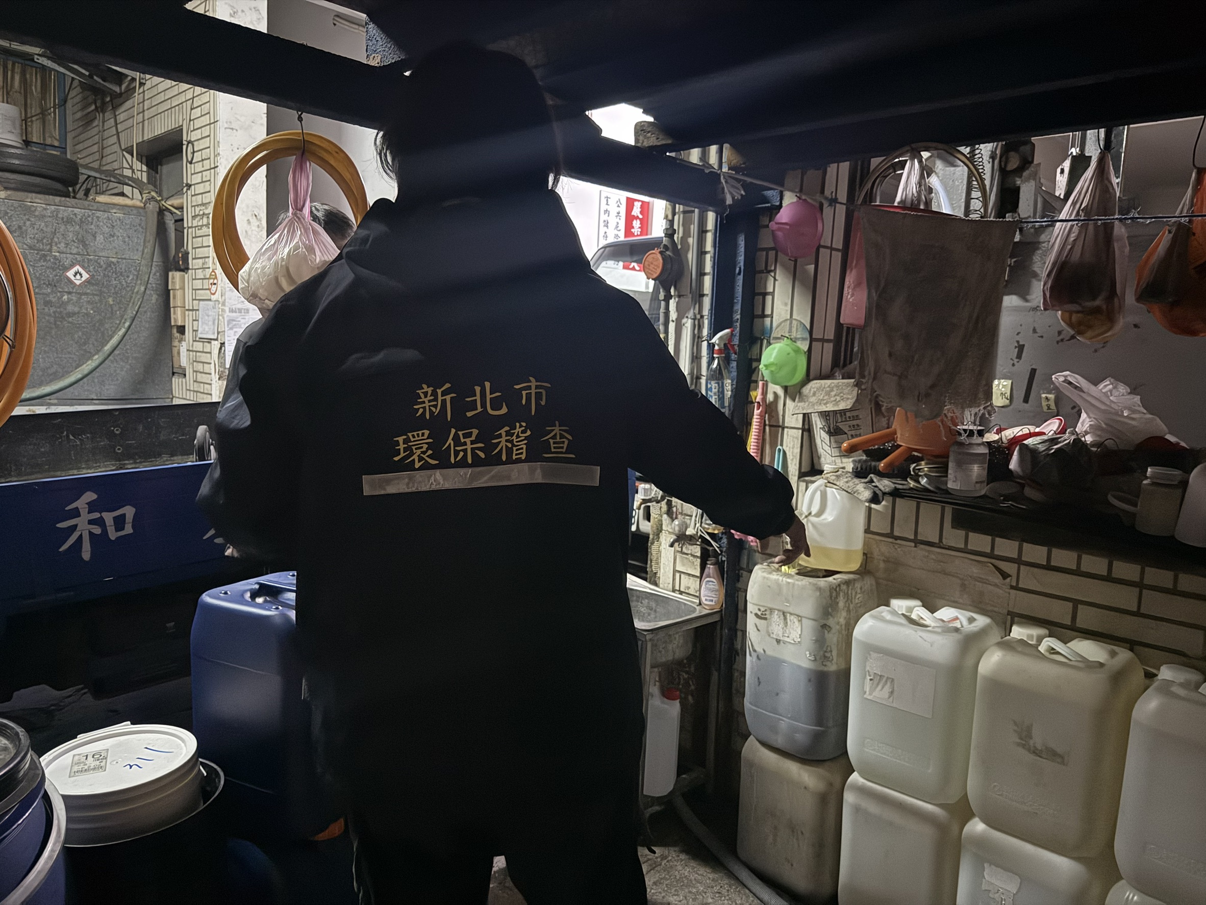 稽查人員接獲通報後立即抵達現場，查獲業者將清洗化學桶之廢液直接排放至地面水體