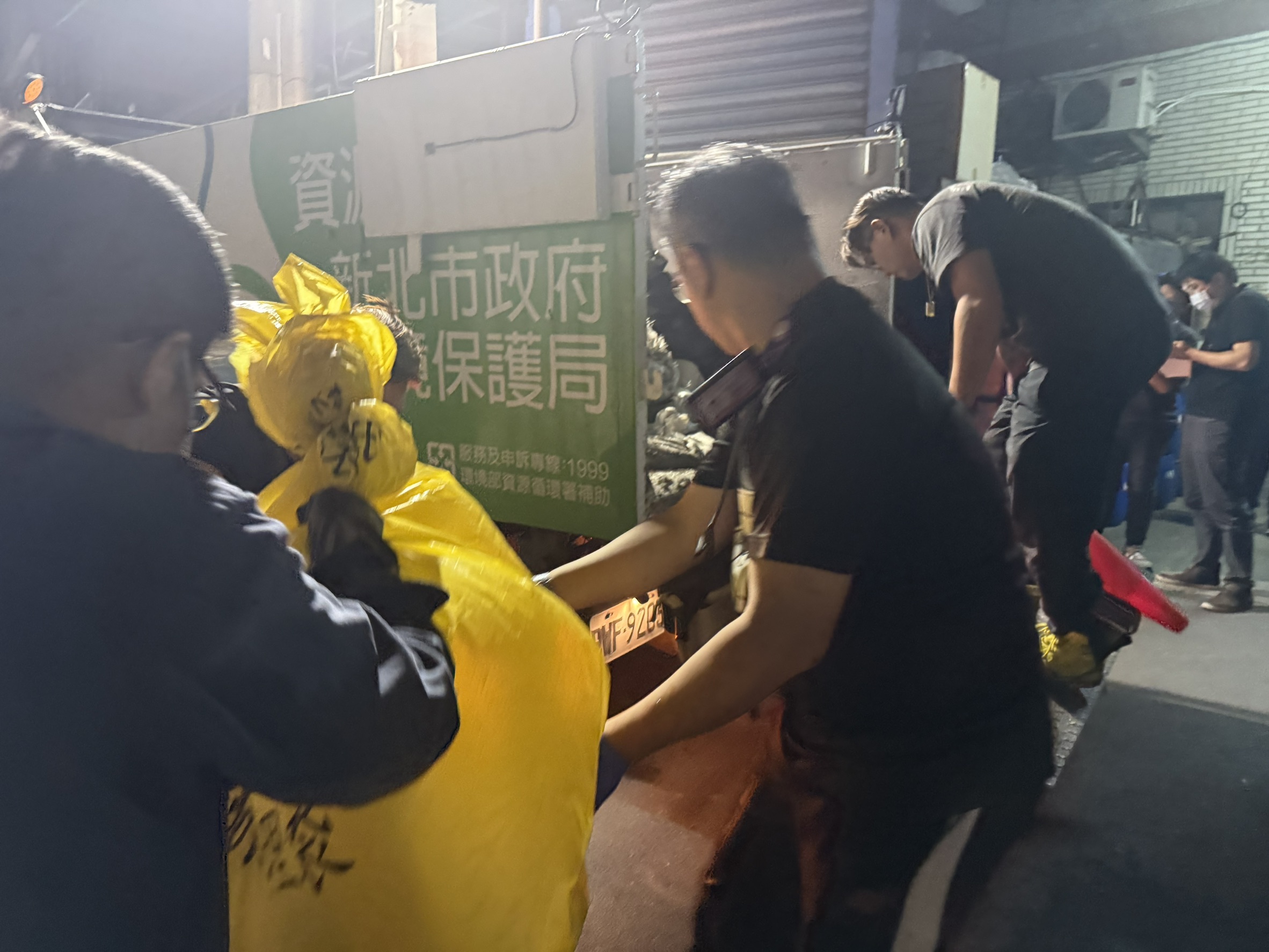 為防止污染擴散，稽查人員第一時間使用吸液棉吸附殘留液體進行圍堵並完成清理作業