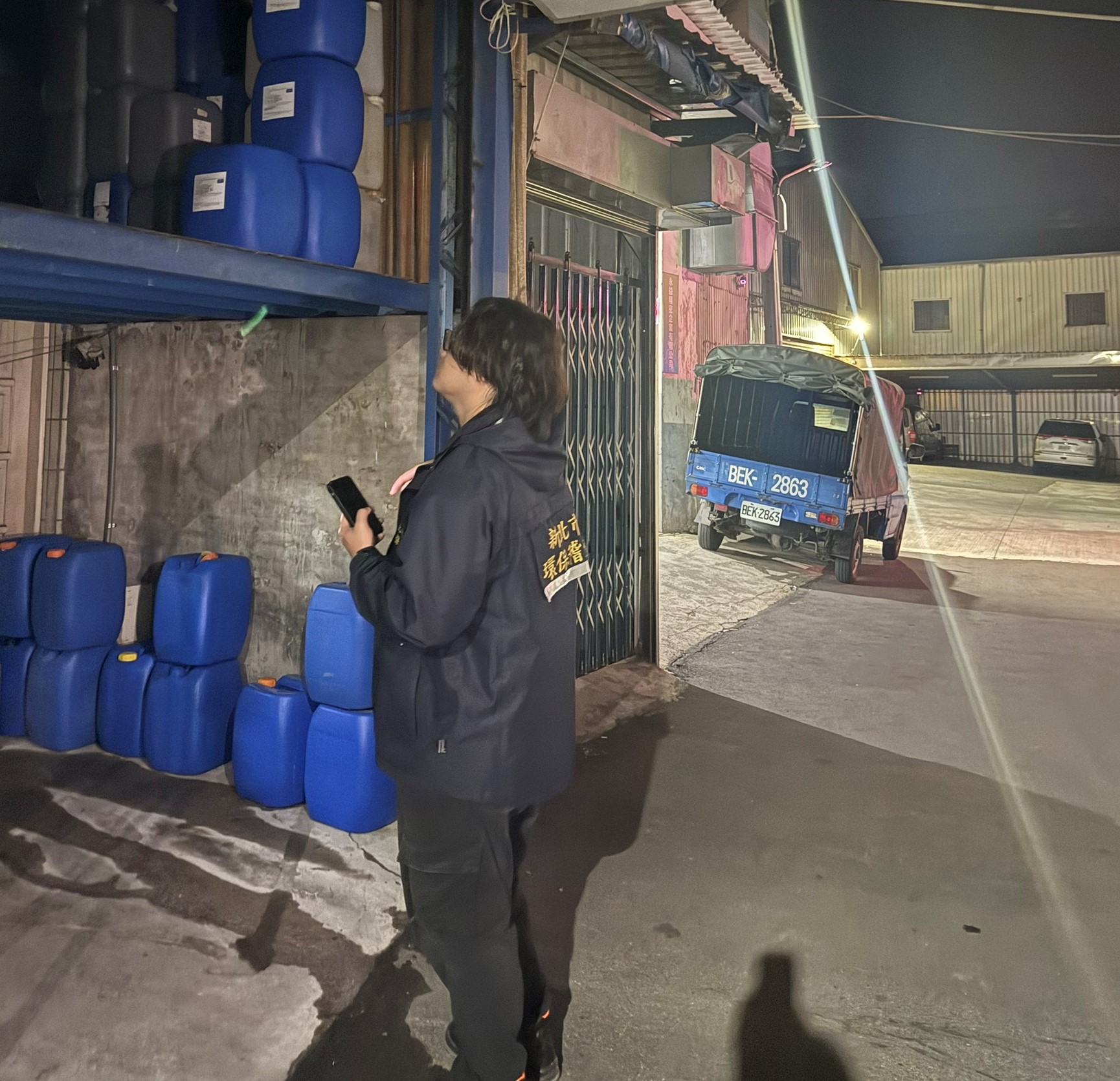 面對夜間偷排等規避稽查行為，環保局將持續運用科學儀器，搭配夜間突擊方式強化執法，絕不讓污染者有可乘之機