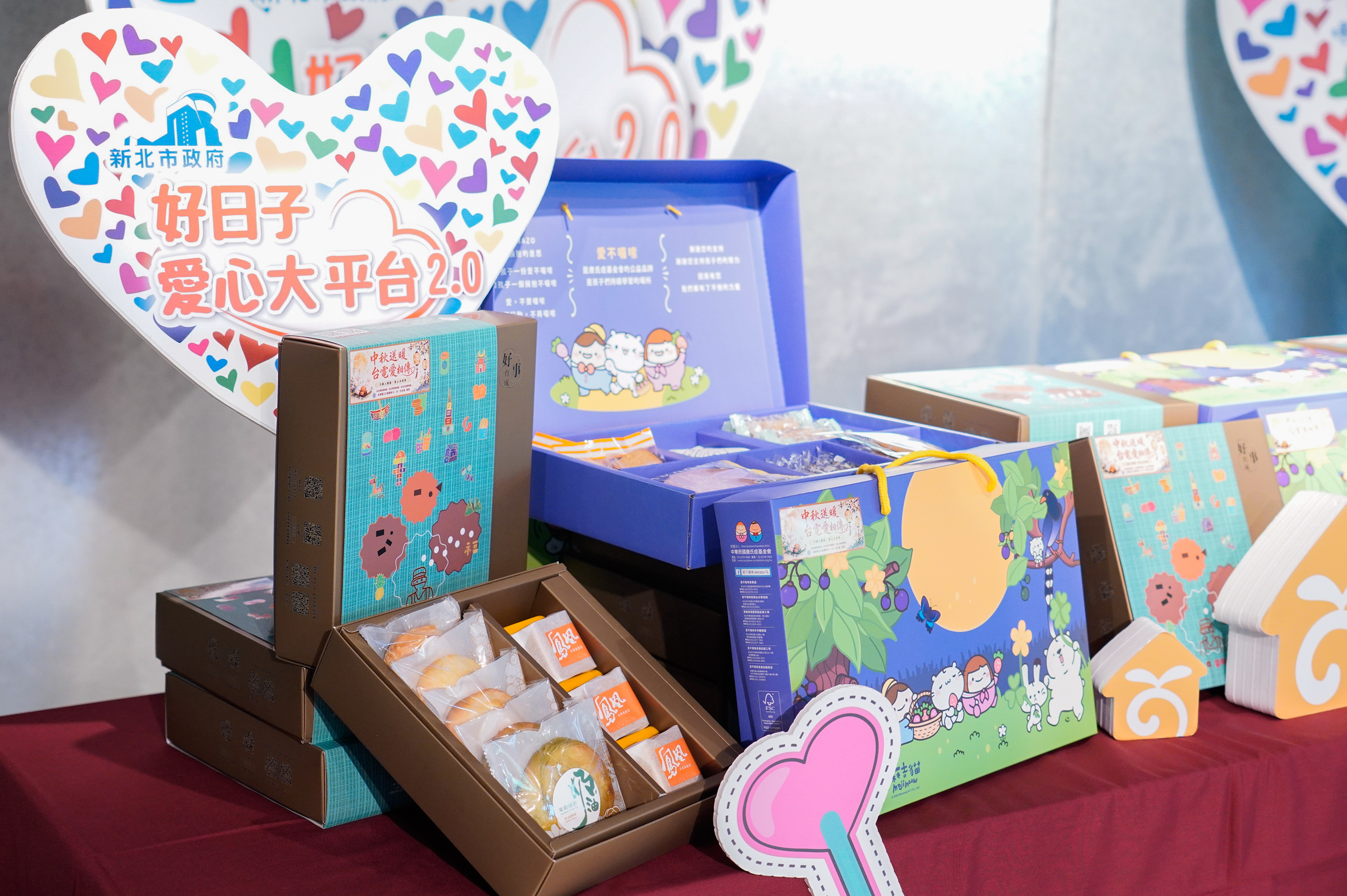 台電北南、北西、北北三區處與工會採購愛不囉嗦和慈育兩家庇護工場的中秋禮盒捐贈給小衛星