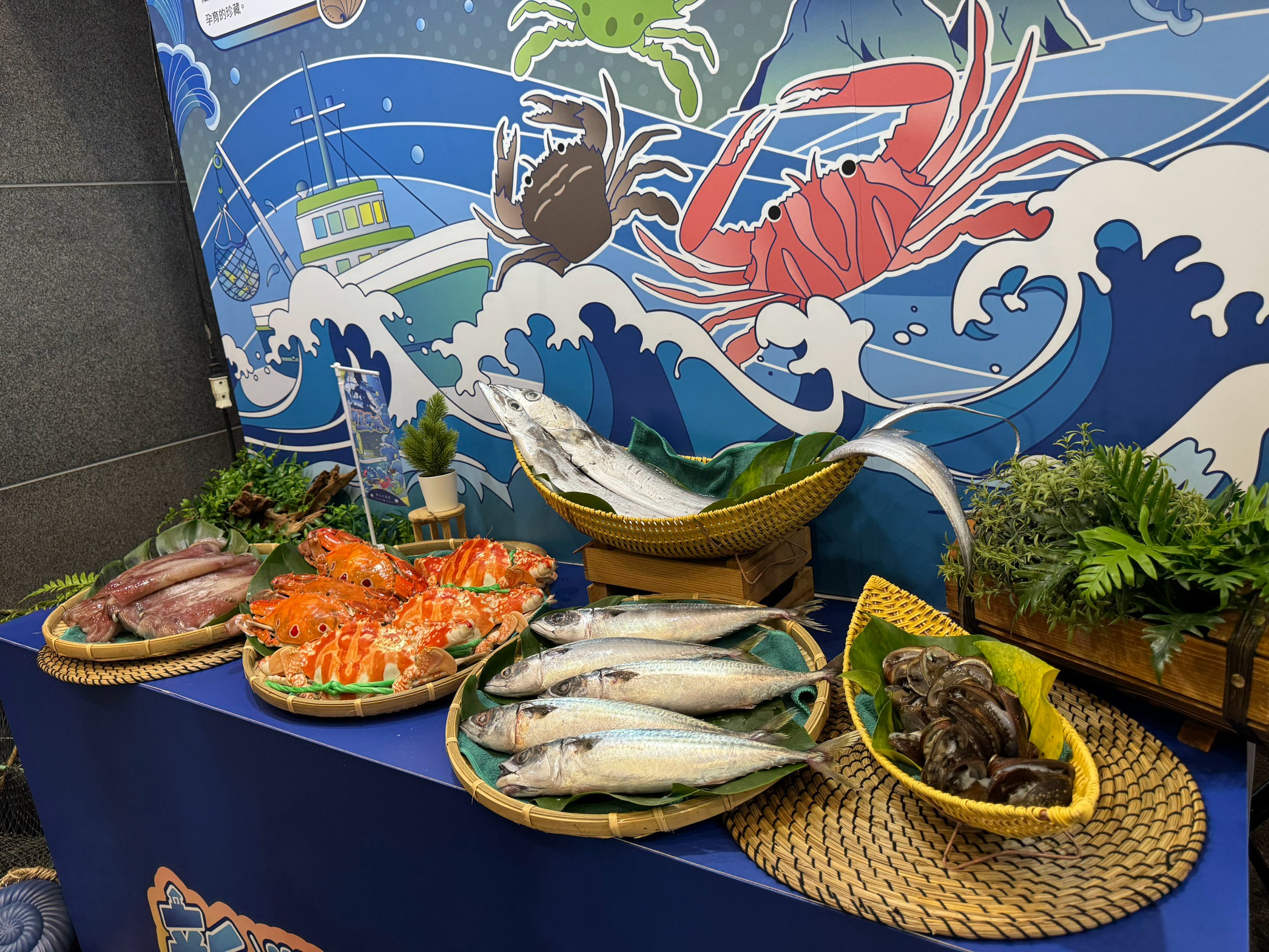 新北擁有豐富多元的漁業資源，有萬里蟹、貢寮鮑，到白帶魚、鯖魚、小卷等各式新鮮漁產