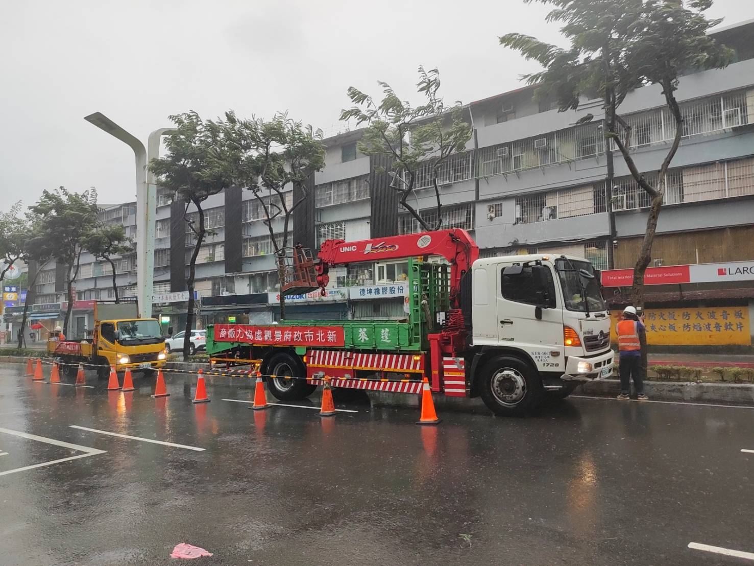  圖1.景觀處協力廠商於防汛期間，進行重要道路路樹巡查