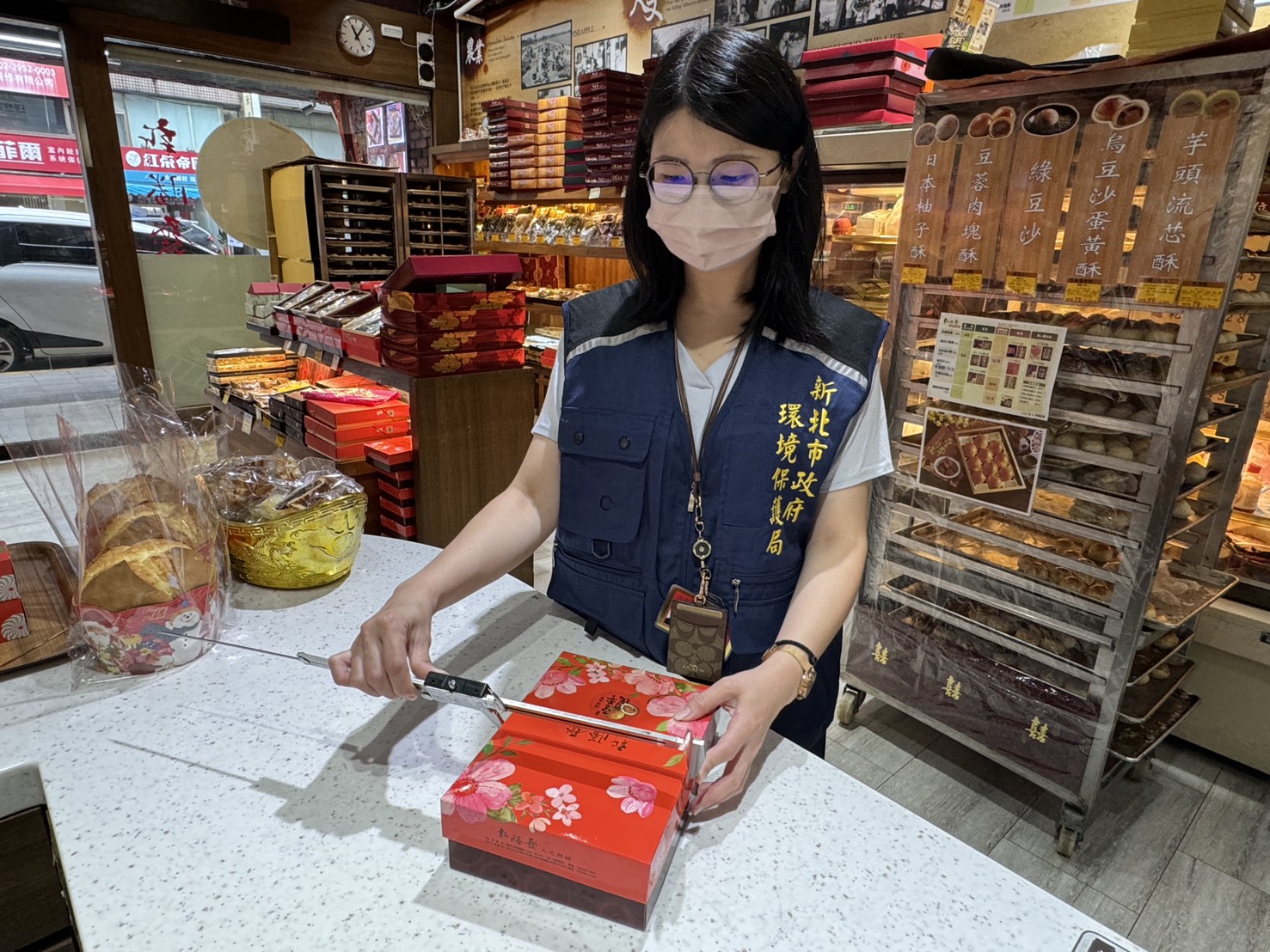 新北市環保局於節前至轄內各大賣場、百貨公司及禮盒販售門市進行「限制產品過度包裝」隨機稽查