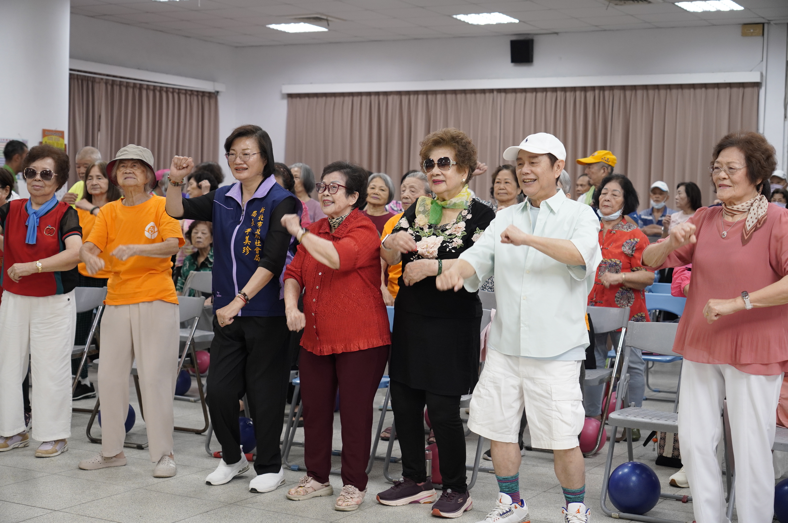  長輩熟悉的老派藝人黃西田深入新北據點陪伴長輩跳有氧舞蹈，19日將現身與長輩同玩。